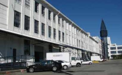Desk in Railtown at 611 Alexander Street Desk in Railtown at 611 Alexander Street