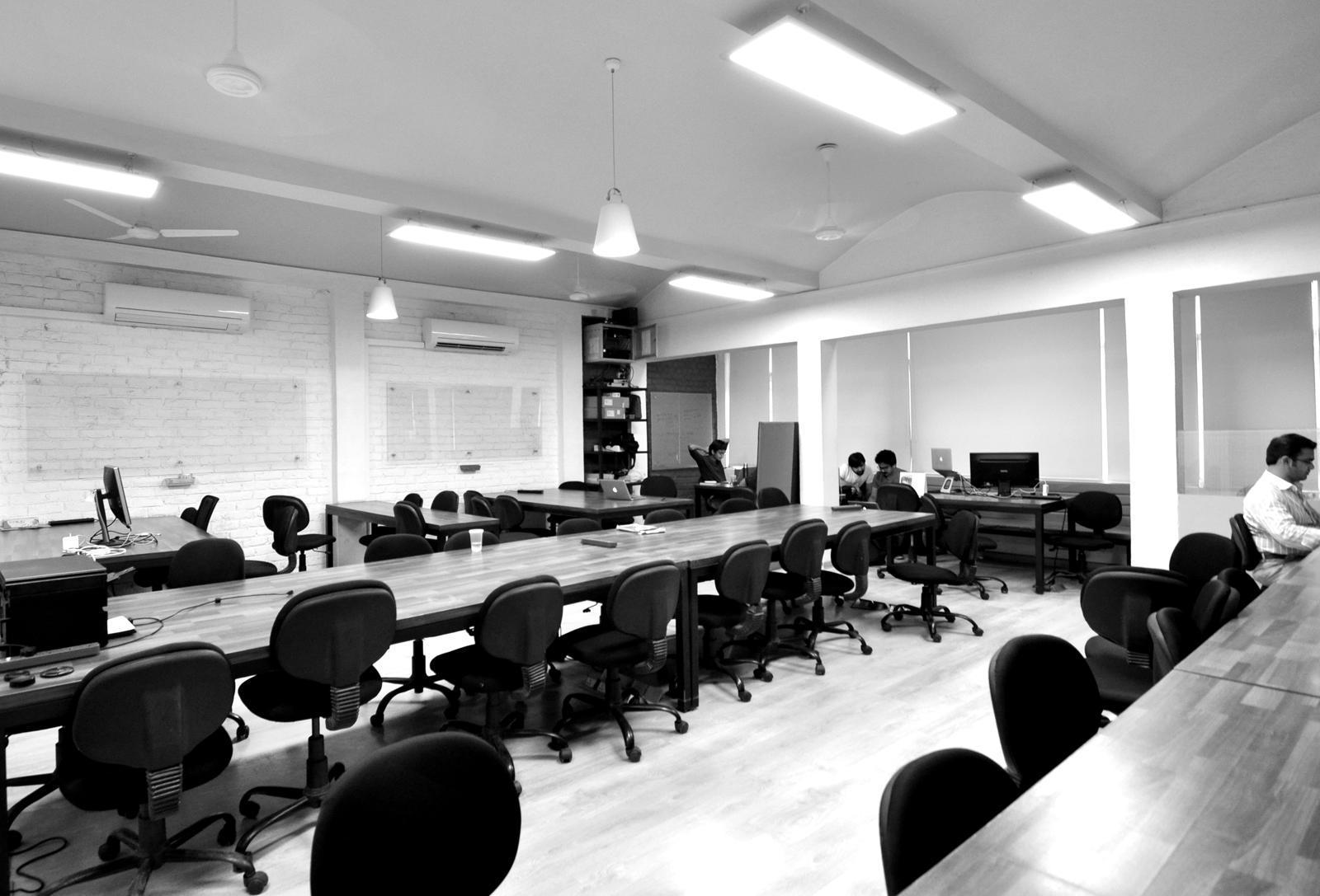 Hot desk at Investopad, SDA 