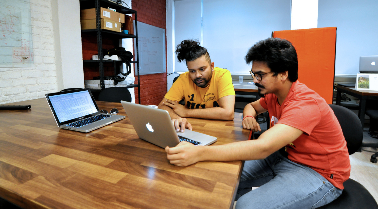 Hot desk at Investopad, SDA 