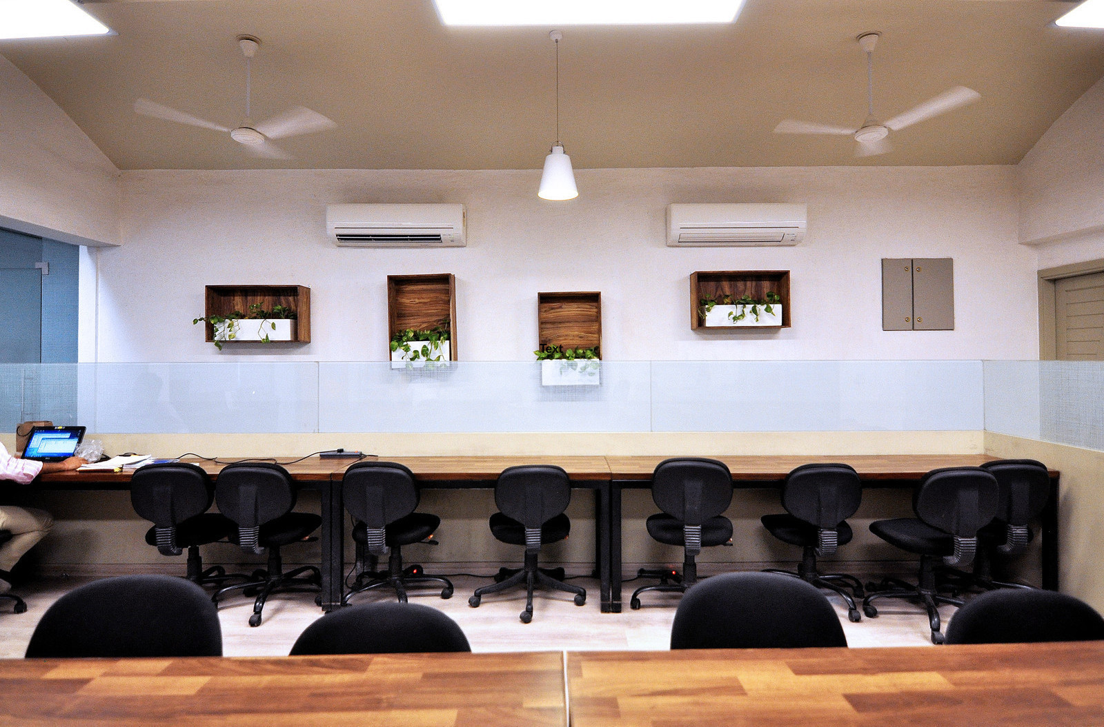 Hot desk at Investopad, SDA 