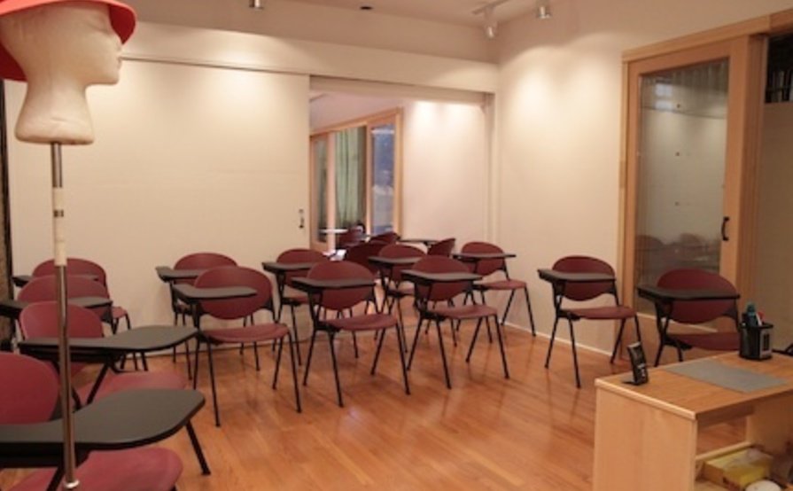 1000 sq ft, event space, hourly rental, 3 rooms, private bathroom, rest area/desk 1000 sq ft, event space, hourly rental, 3 rooms, private bathroom, rest area/desk