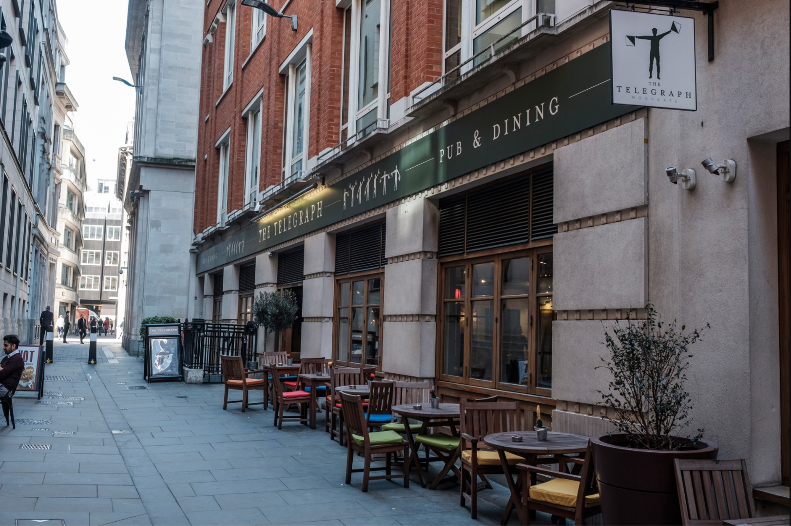 12 x Desks in newly furnished, serviced & sociable office in Moorgate. Available from the 24th July 12 x Desks in newly furnished, serviced & sociable office in Moorgate. Available from the 24th July