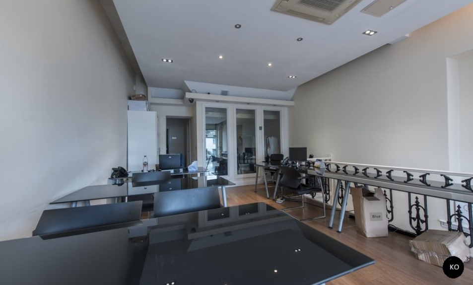 Hot Desking in a fantastic modern office 