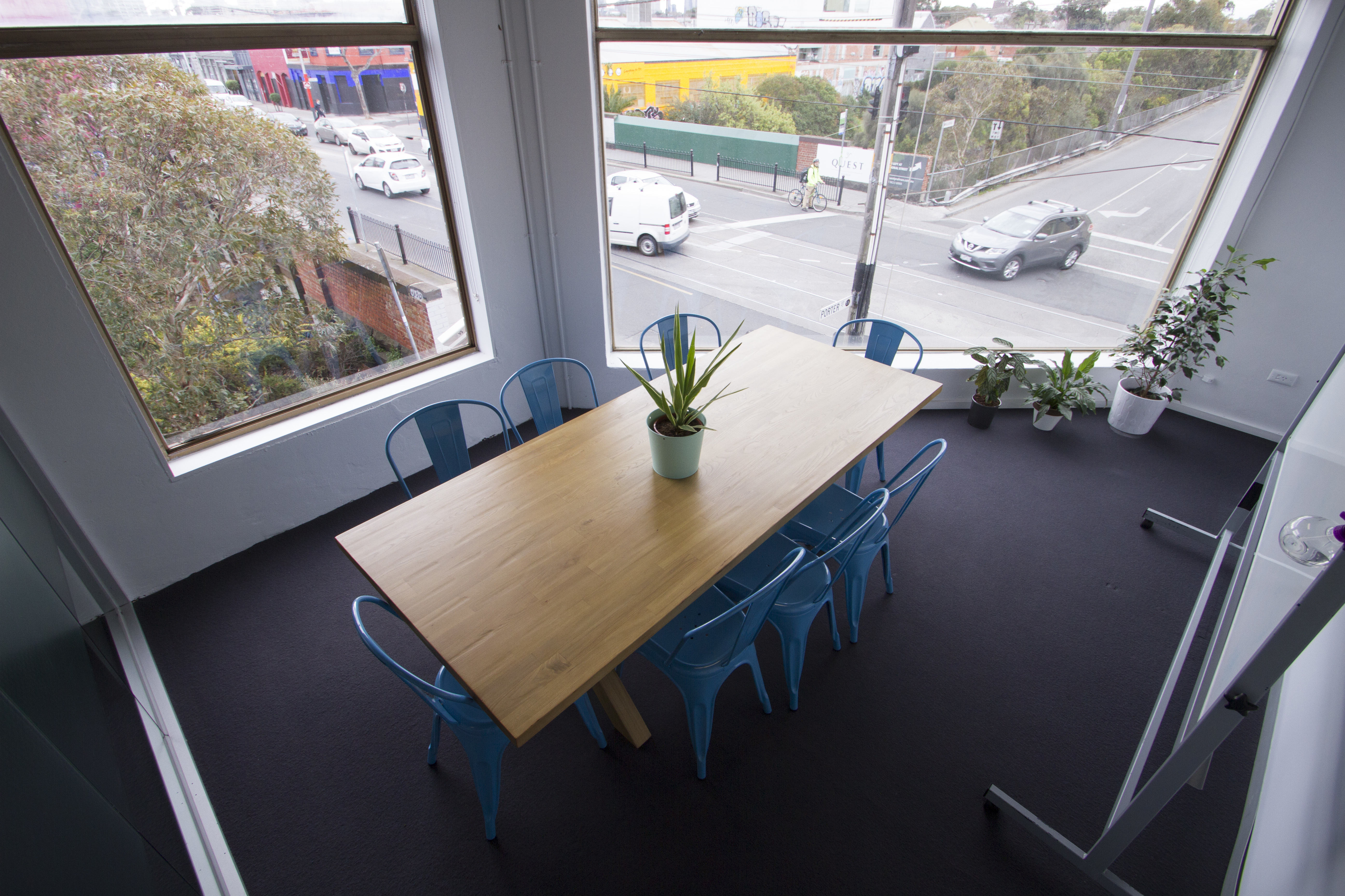 Meeting Room for up to 8 People Meeting Room for up to 8 People