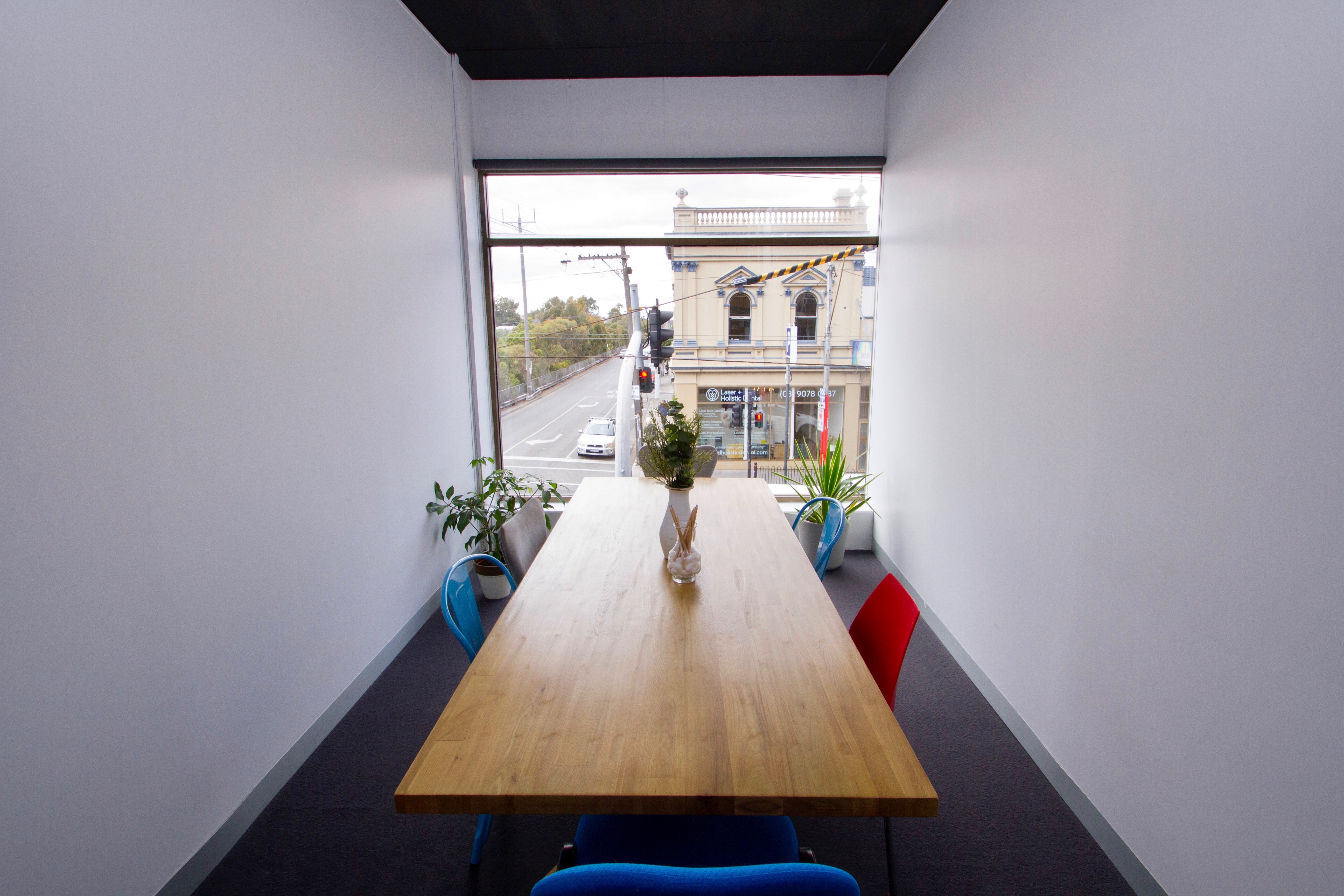 Meeting Room for up to 6 People Meeting Room for up to 6 People