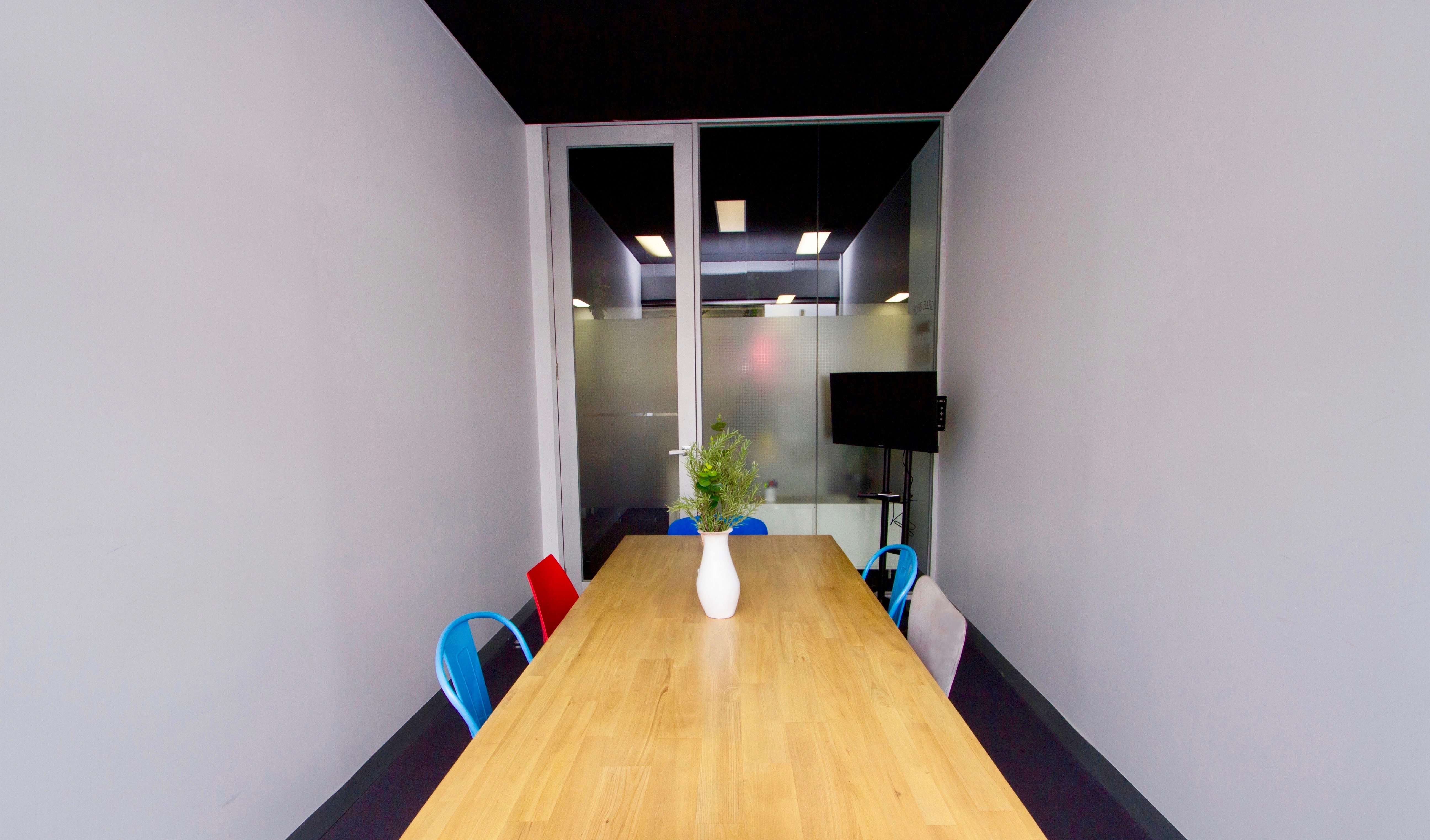 Meeting Room for up to 6 People Meeting Room for up to 6 People