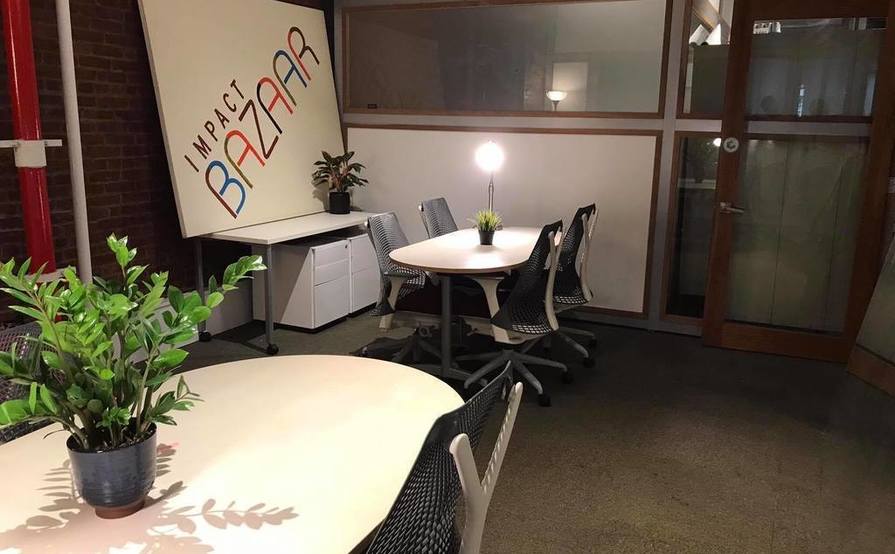 Large Cozy Room For a Team of 6-8 (+perks) Large Cozy Room For a Team of 6-8 (+perks)