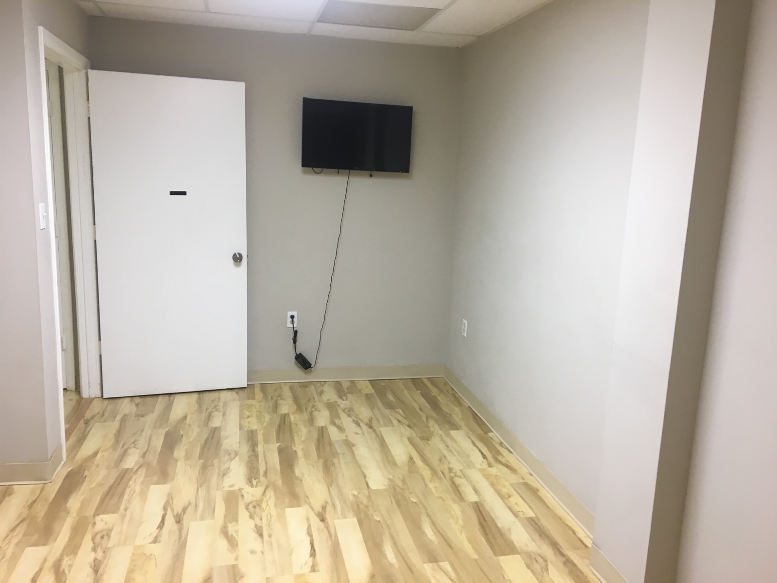 600 A MONTH FOR A FULLY RENOVATED ESTHETICIAN ROOMS Desks Near Me