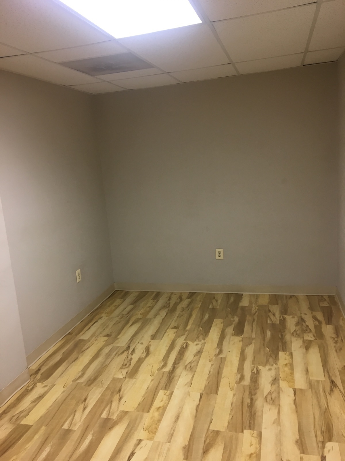 700 A Month High End Spa Salon Room For Rent Desks Near Me