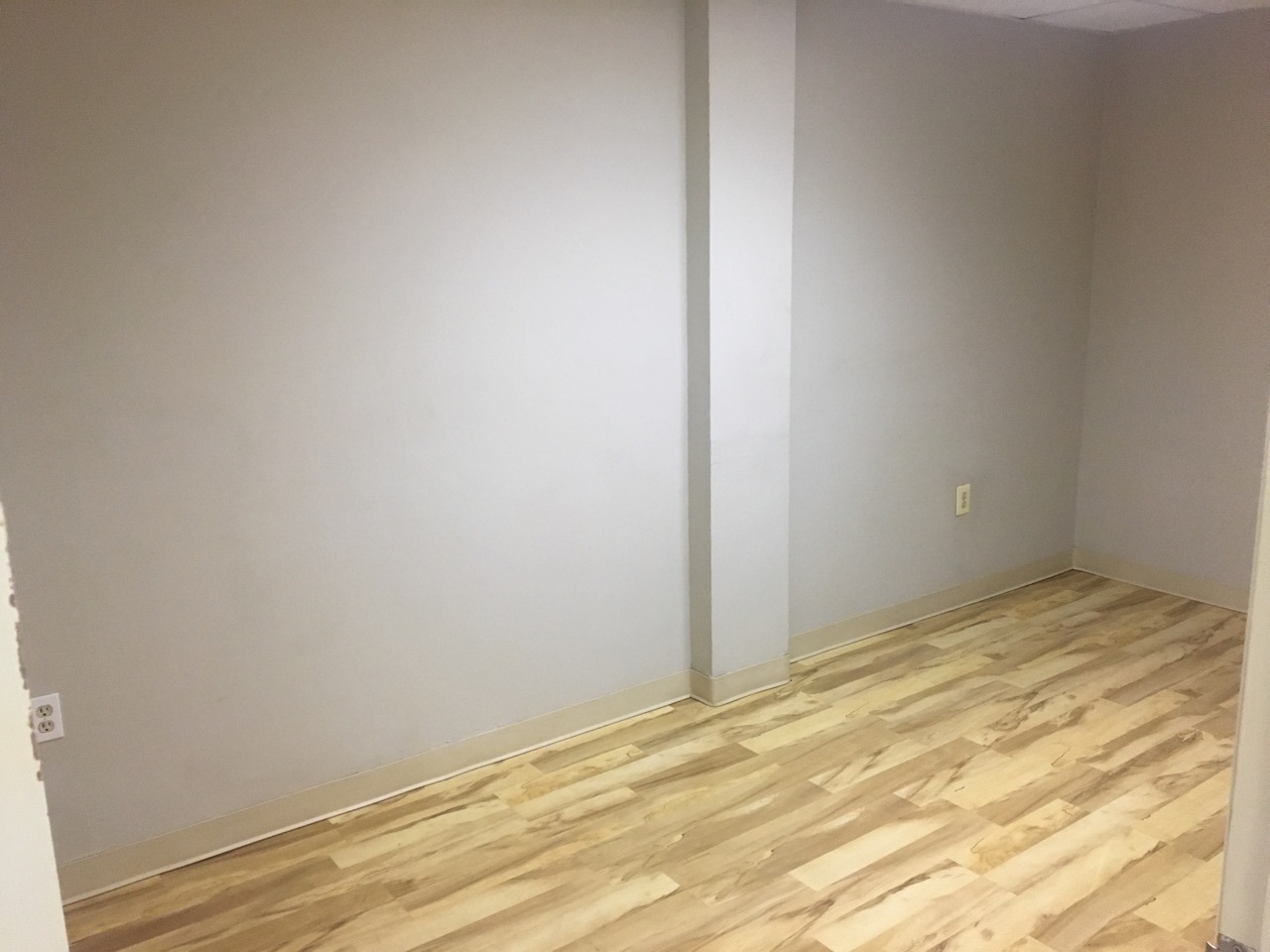 $700  A MONTH High End Spa Salon Room For Rent