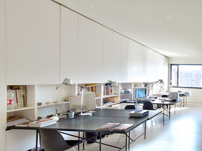 Fully equipped shared desks with one meeting room Fully equipped shared desks with one meeting room