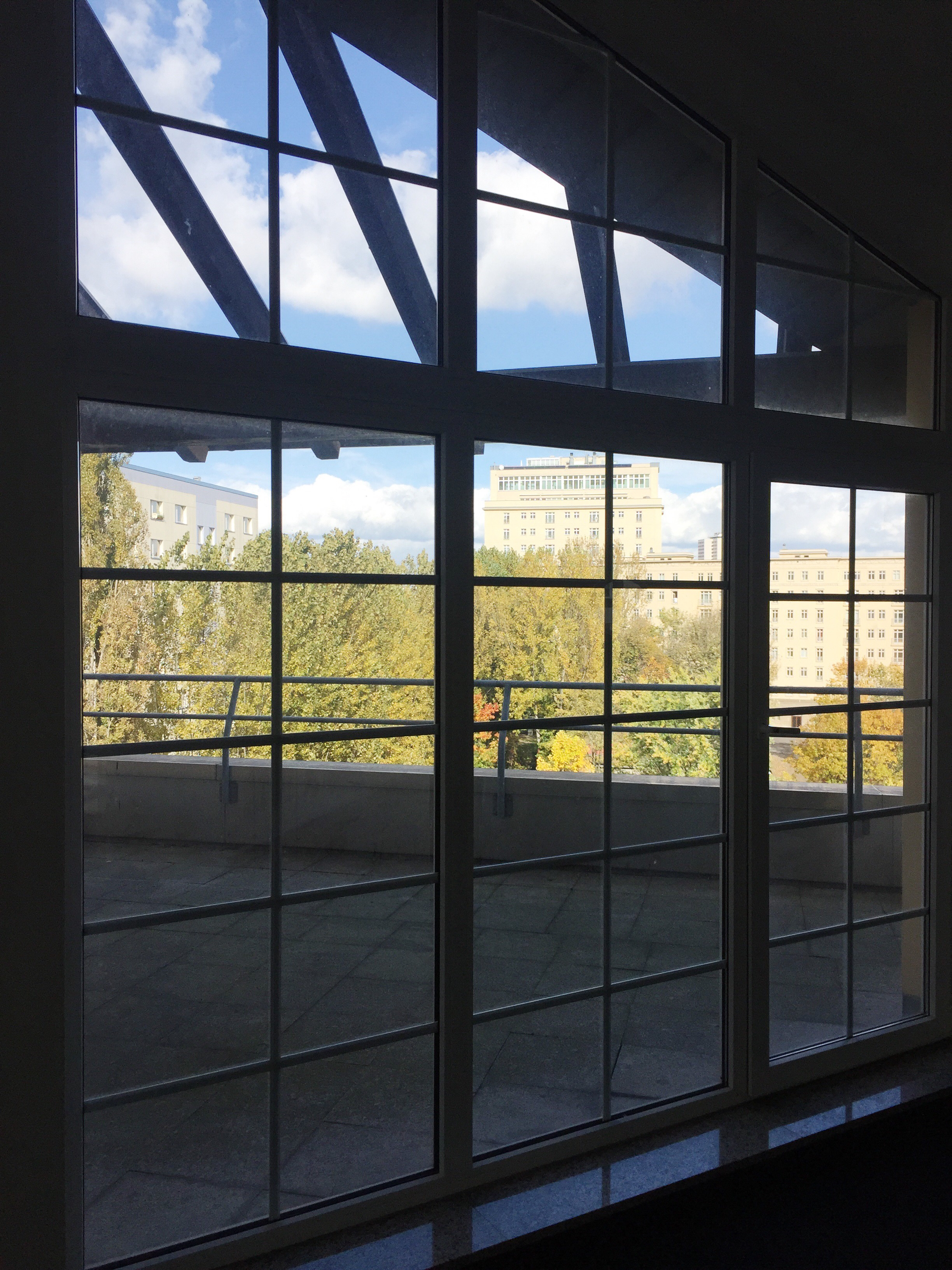 Spacious Desks with a great View for Teams and Freelancers Spacious Desks with a great View for Teams and Freelancers