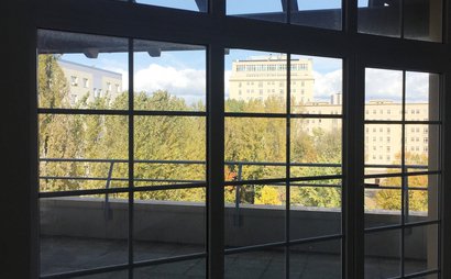 Spacious Desks with a great View for Teams and Freelancers Spacious Desks with a great View for Teams and Freelancers