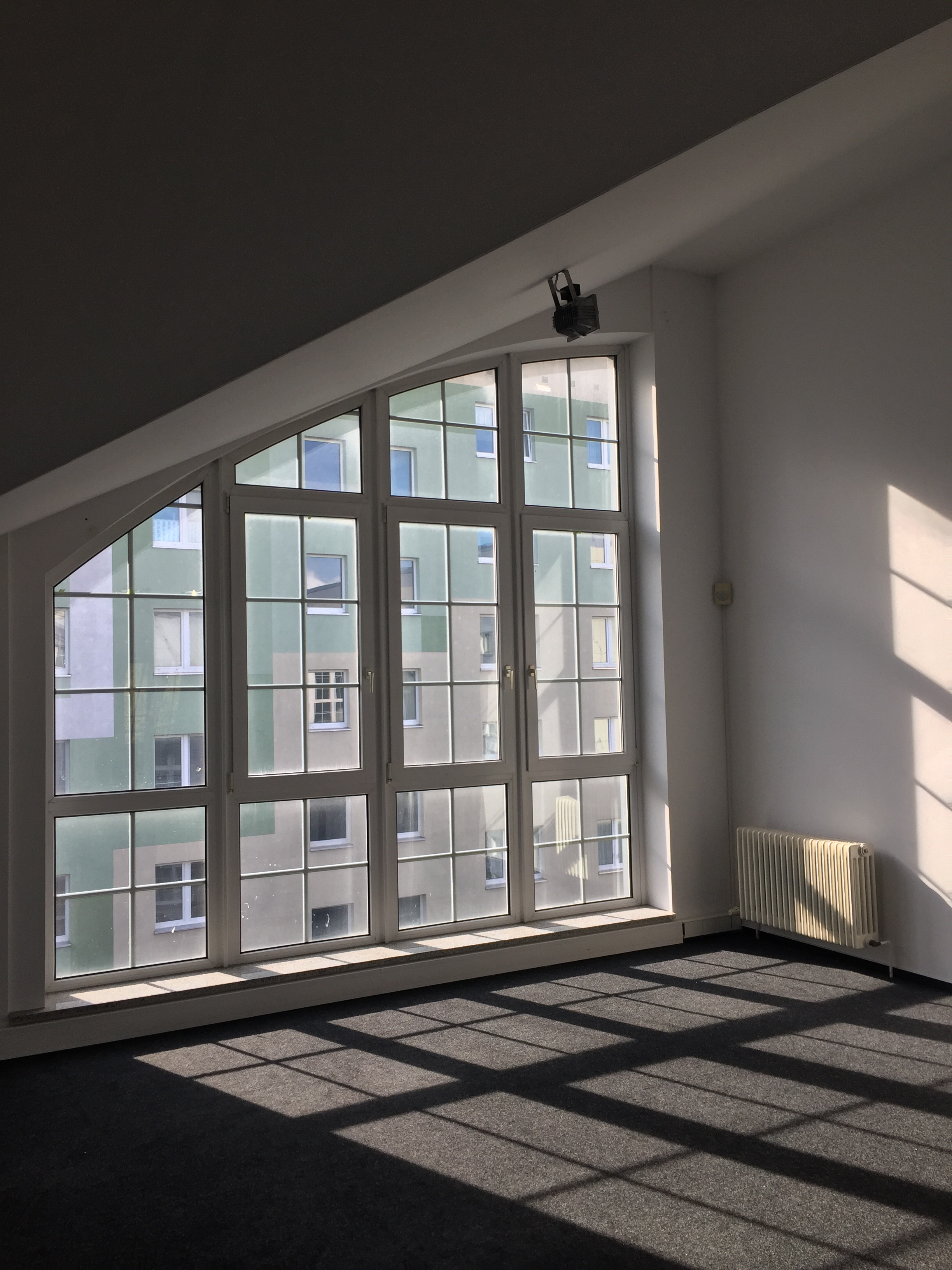 Spacious Desks with a great View for Teams and Freelancers Spacious Desks with a great View for Teams and Freelancers