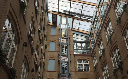 Spacious Desks with a great View for Teams and Freelancers Spacious Desks with a great View for Teams and Freelancers