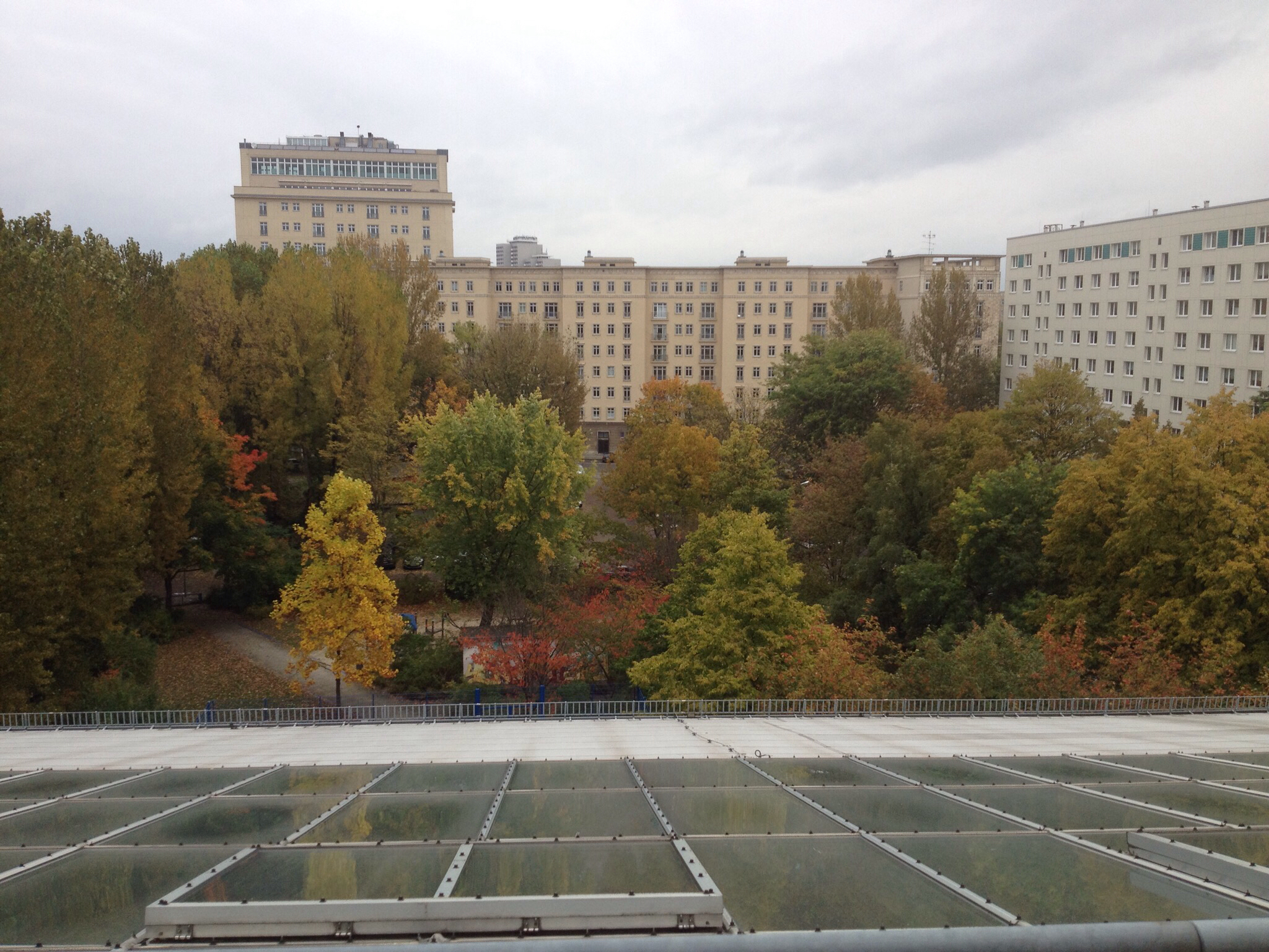 Spacious Desks with a great View for Teams and Freelancers Spacious Desks with a great View for Teams and Freelancers