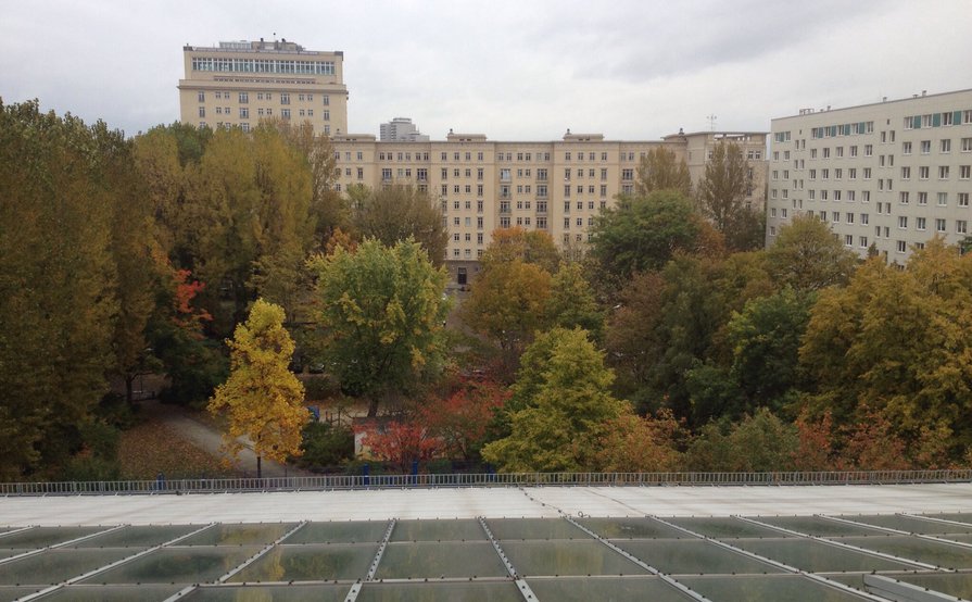Spacious Desks with a great View for Teams and Freelancers Spacious Desks with a great View for Teams and Freelancers