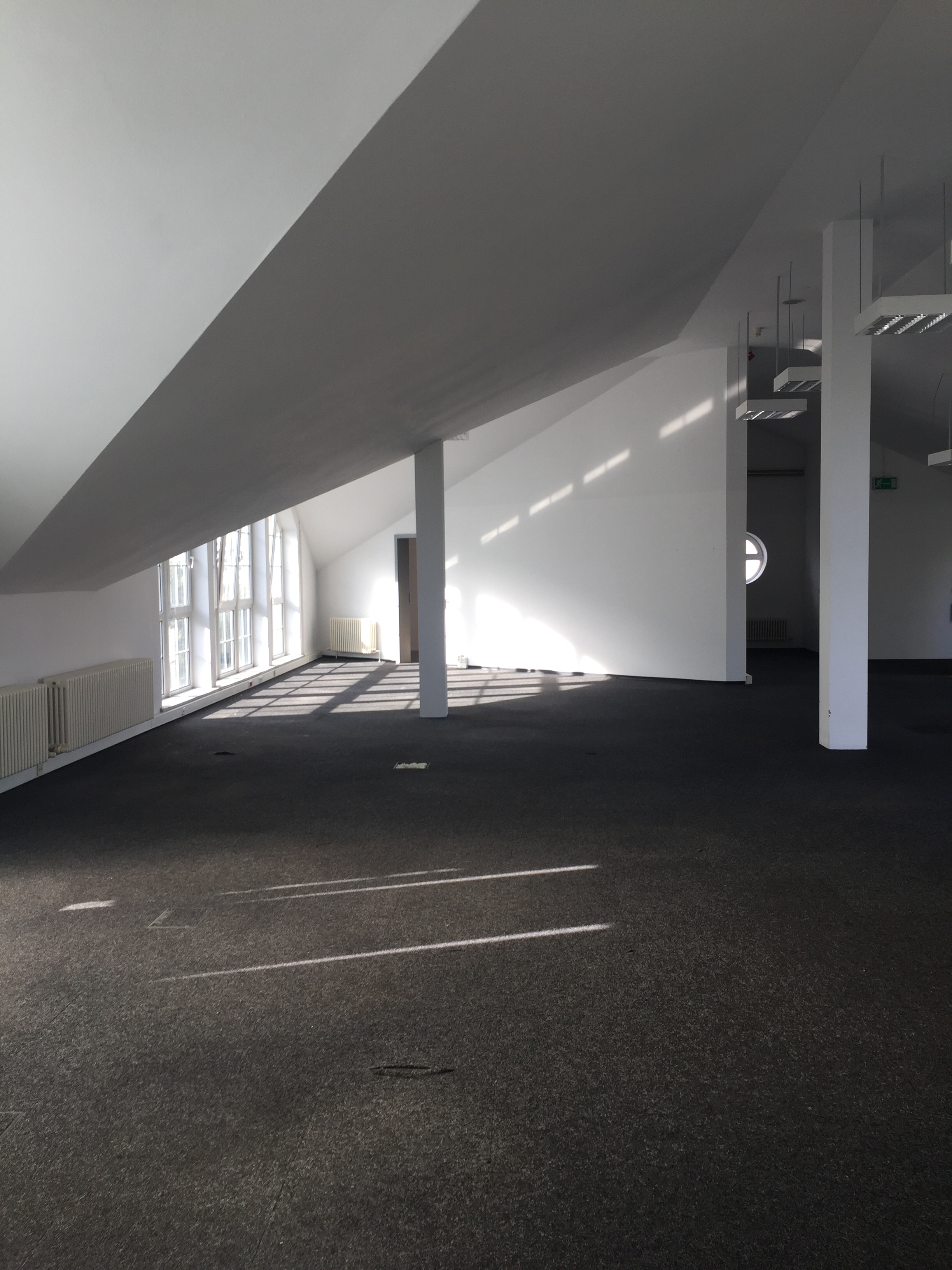Spacious Desks with a great View for Teams and Freelancers Spacious Desks with a great View for Teams and Freelancers