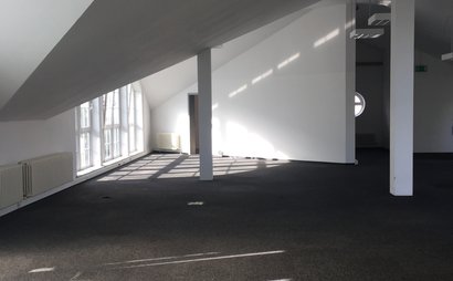 Spacious Desks with a great View for Teams and Freelancers Spacious Desks with a great View for Teams and Freelancers