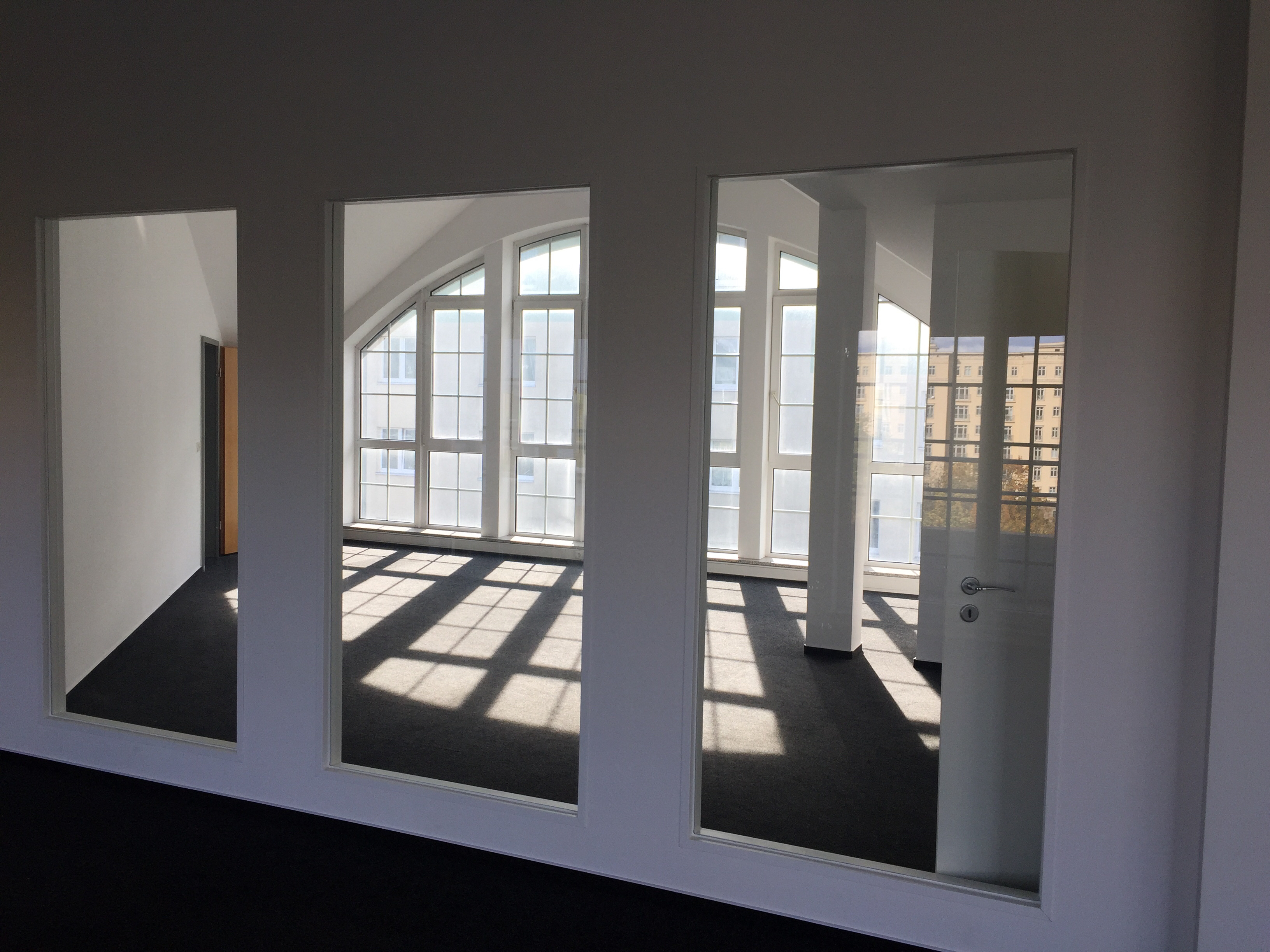 Spacious Desks with a great View for Teams and Freelancers Spacious Desks with a great View for Teams and Freelancers