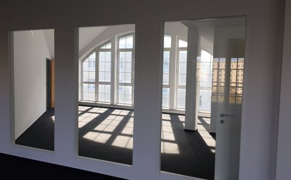 Spacious Desks with a great View for Teams and Freelancers Spacious Desks with a great View for Teams and Freelancers