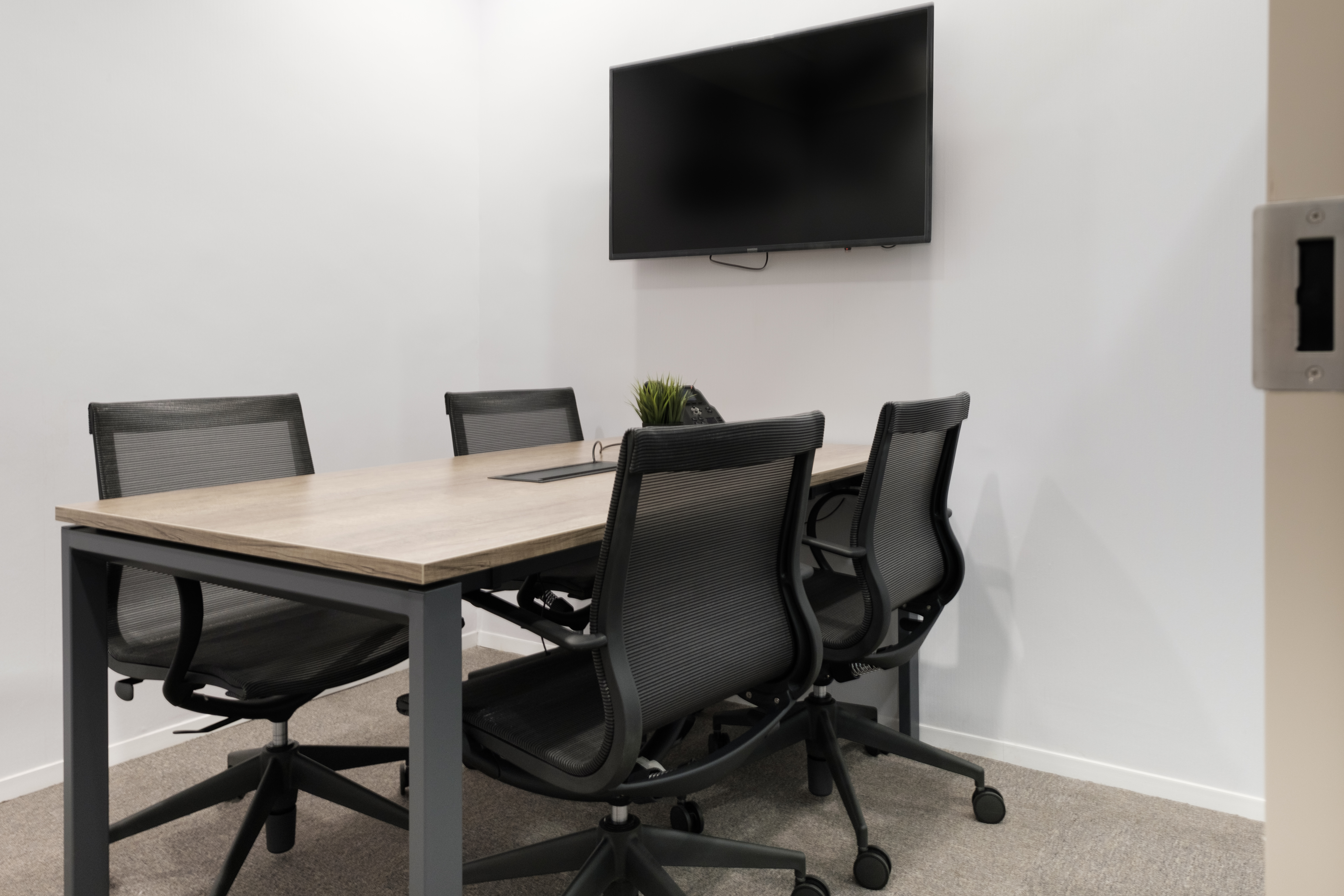 3-4 Person Private Serviced Office 