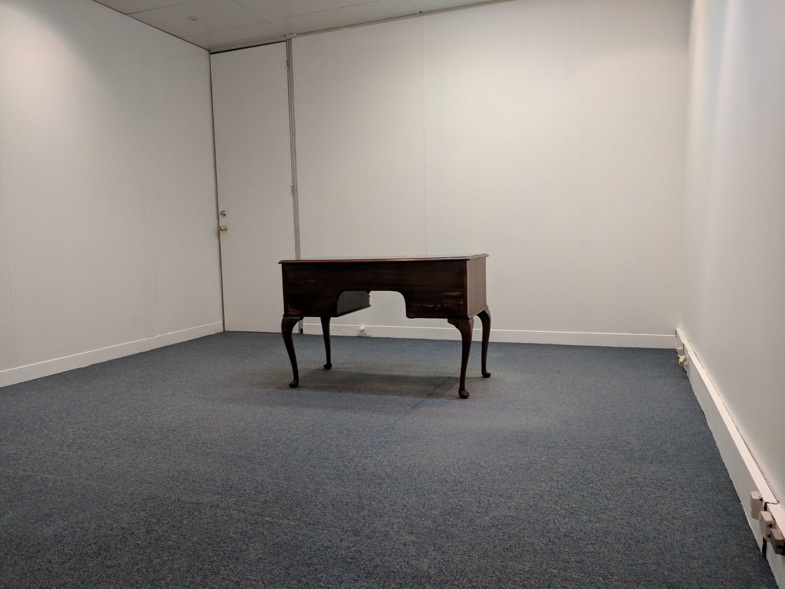 Private office with own entrance - central - unfurnished