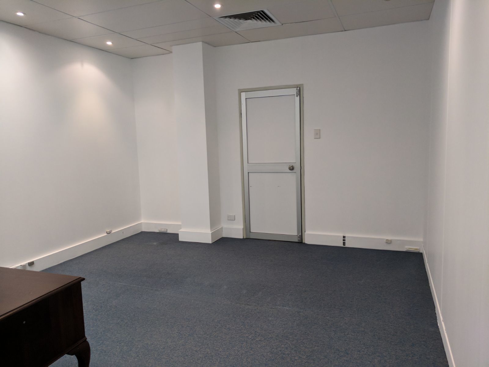 Private office with own entrance - central - unfurnished