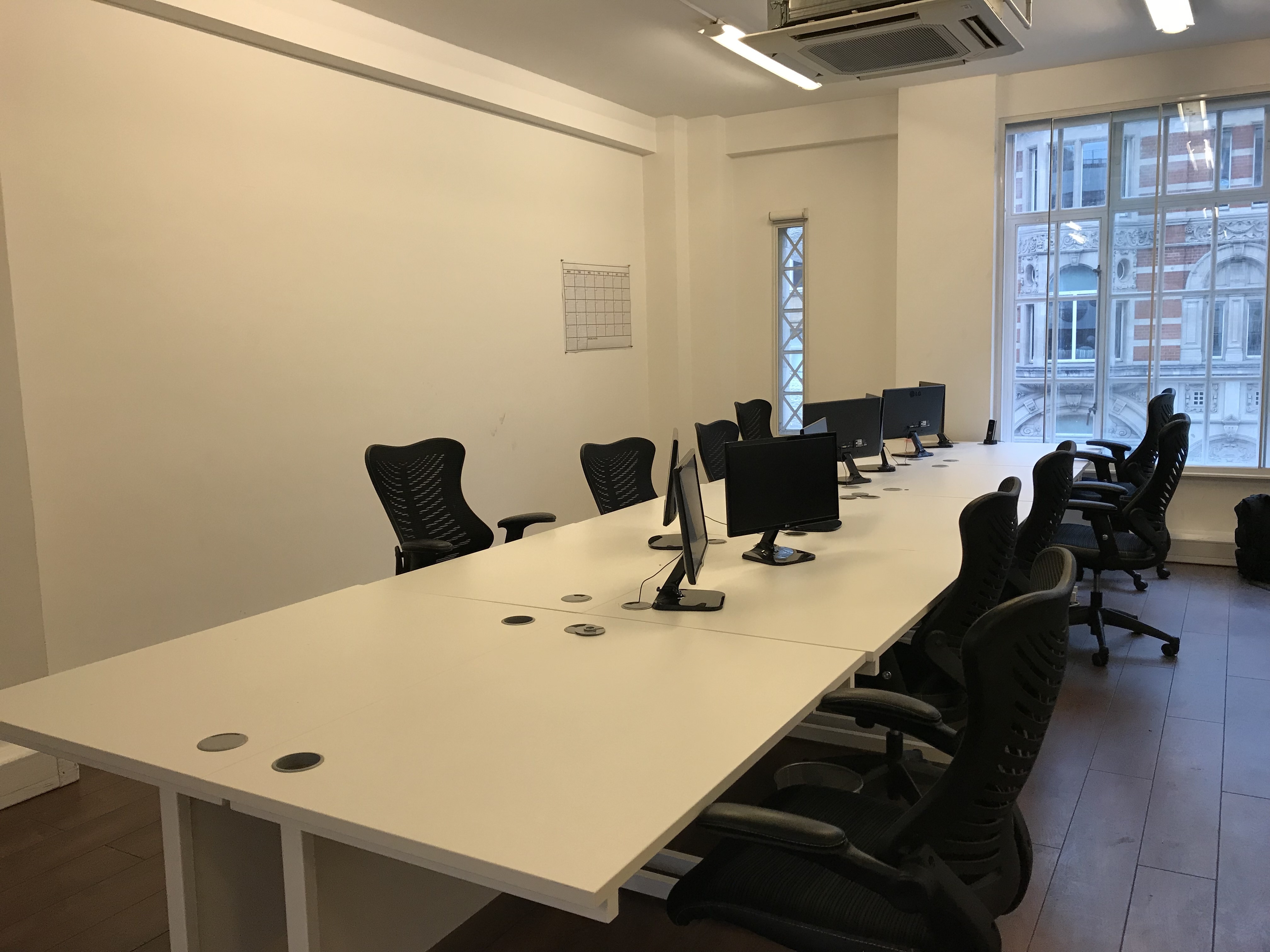 6 desks for rent in central London - Oxford Street! Discount on extended bookings! 6 desks for rent in central London - Oxford Street! Discount on extended bookings!