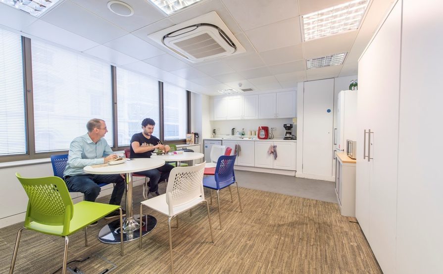 2 MONTHS FREE RENT 😊 || 7 x Desks in newly furnished, serviced & sociable office in Moorgate.