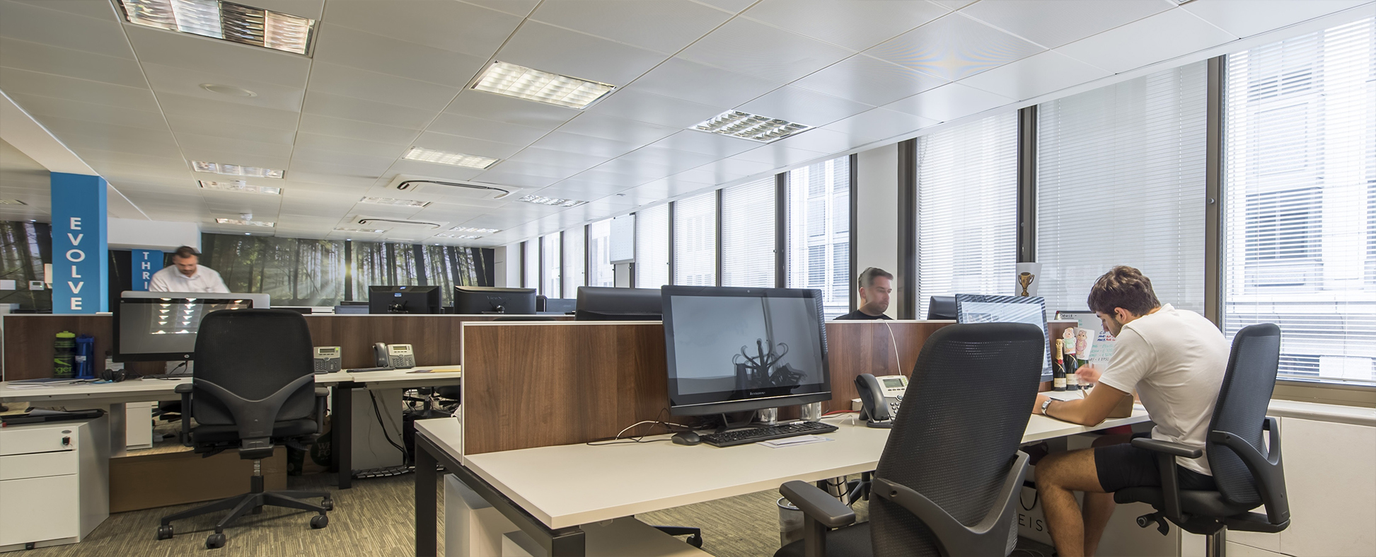 2 MONTHS FREE RENT 😊 || 7 x Desks in newly furnished, serviced & sociable office in Moorgate. 2 MONTHS FREE RENT 😊 || 7 x Desks in newly furnished, serviced & sociable office in Moorgate.