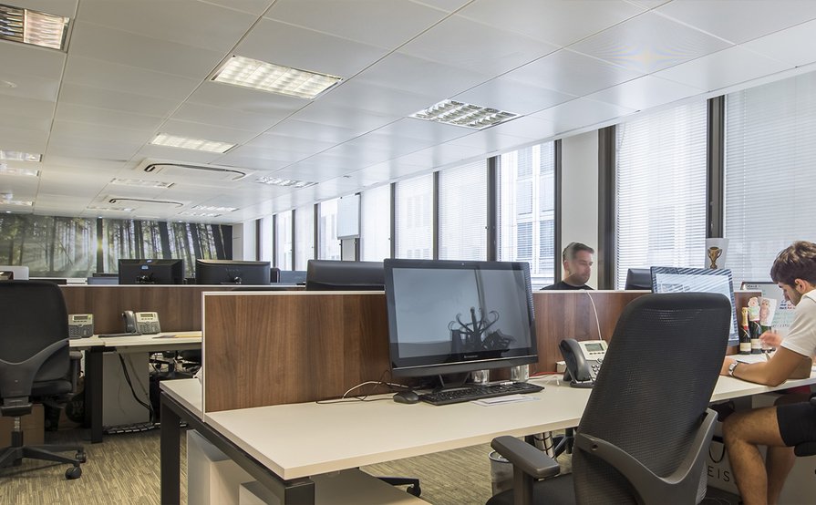 2 MONTHS FREE RENT 😊 || 7 x Desks in newly furnished, serviced & sociable office in Moorgate.