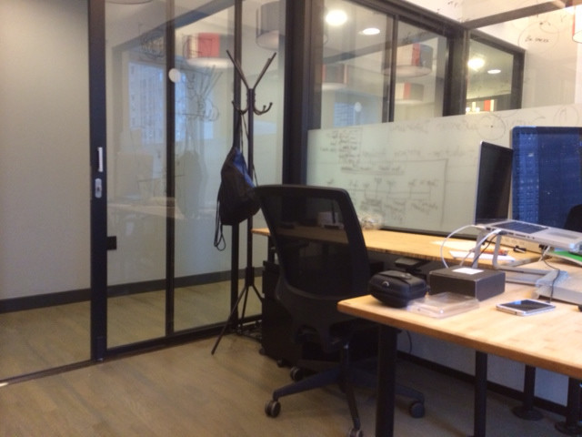 Affordable desk in a real office for freelancers Affordable desk in a real office for freelancers