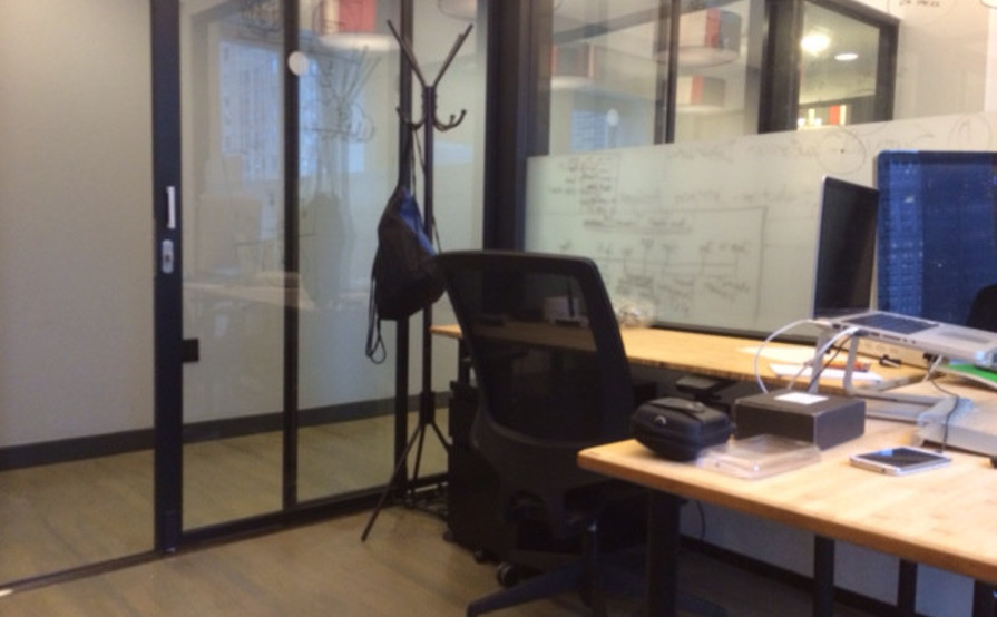 Affordable desk in a real office for freelancers Affordable desk in a real office for freelancers