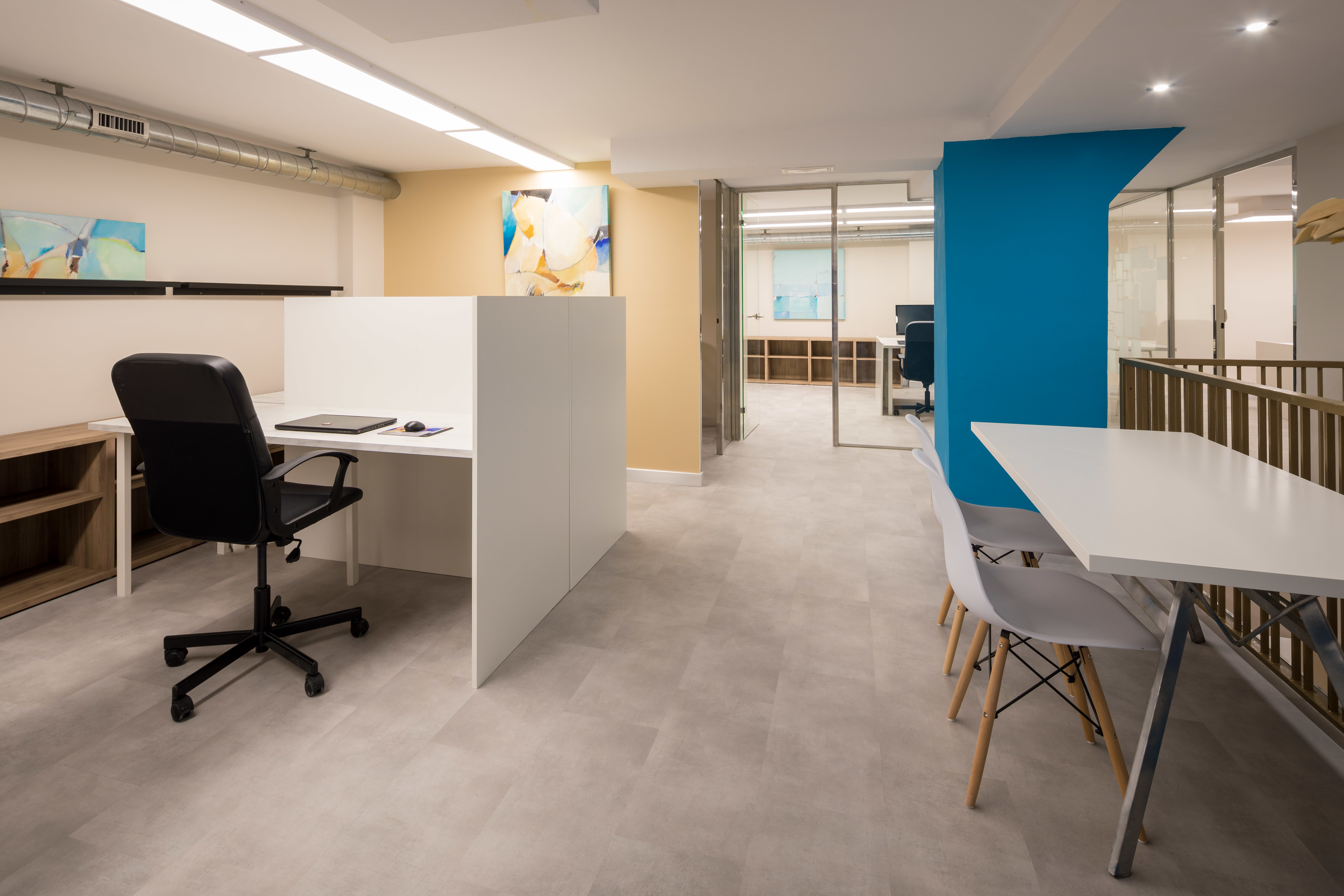 Private fix desks for 1 or 2 persons Private fix desks for 1 or 2 persons