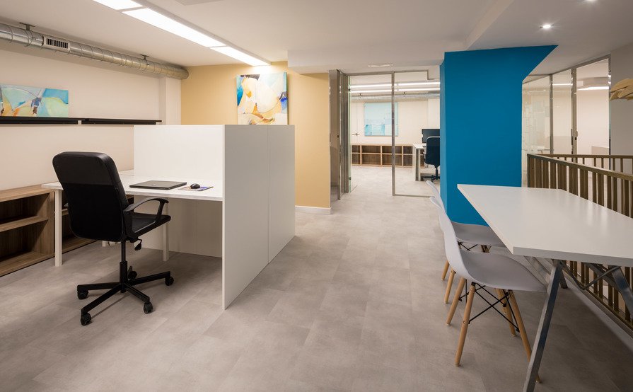 Private fix desks for 1 or 2 persons Private fix desks for 1 or 2 persons