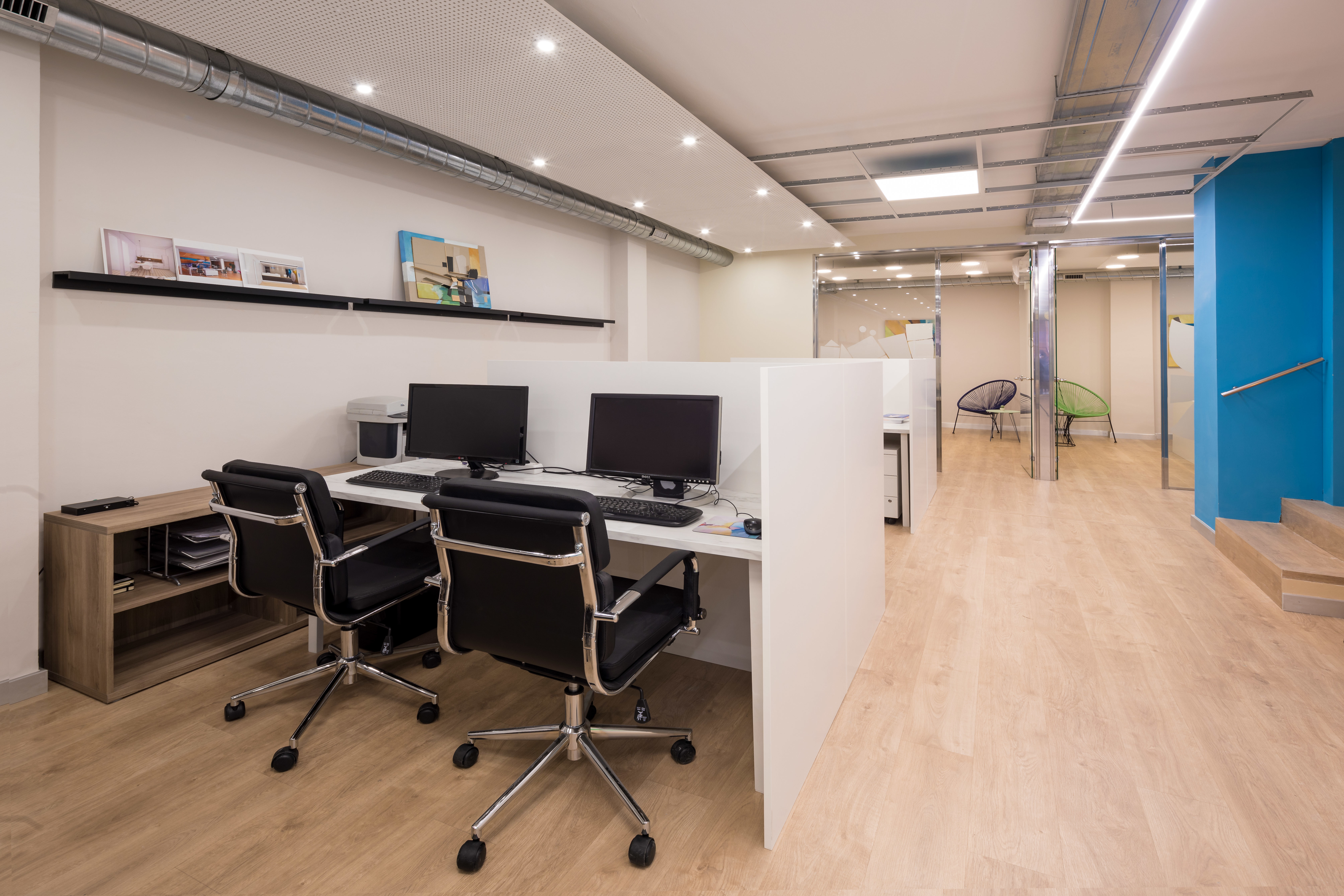 Private fix desks for 1 or 2 persons Private fix desks for 1 or 2 persons