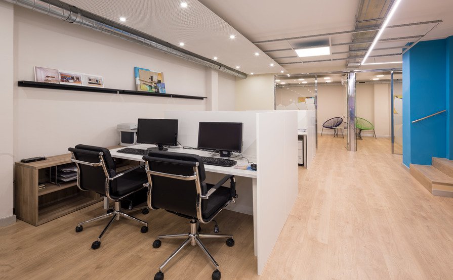 Private fix desks for 1 or 2 persons Private fix desks for 1 or 2 persons