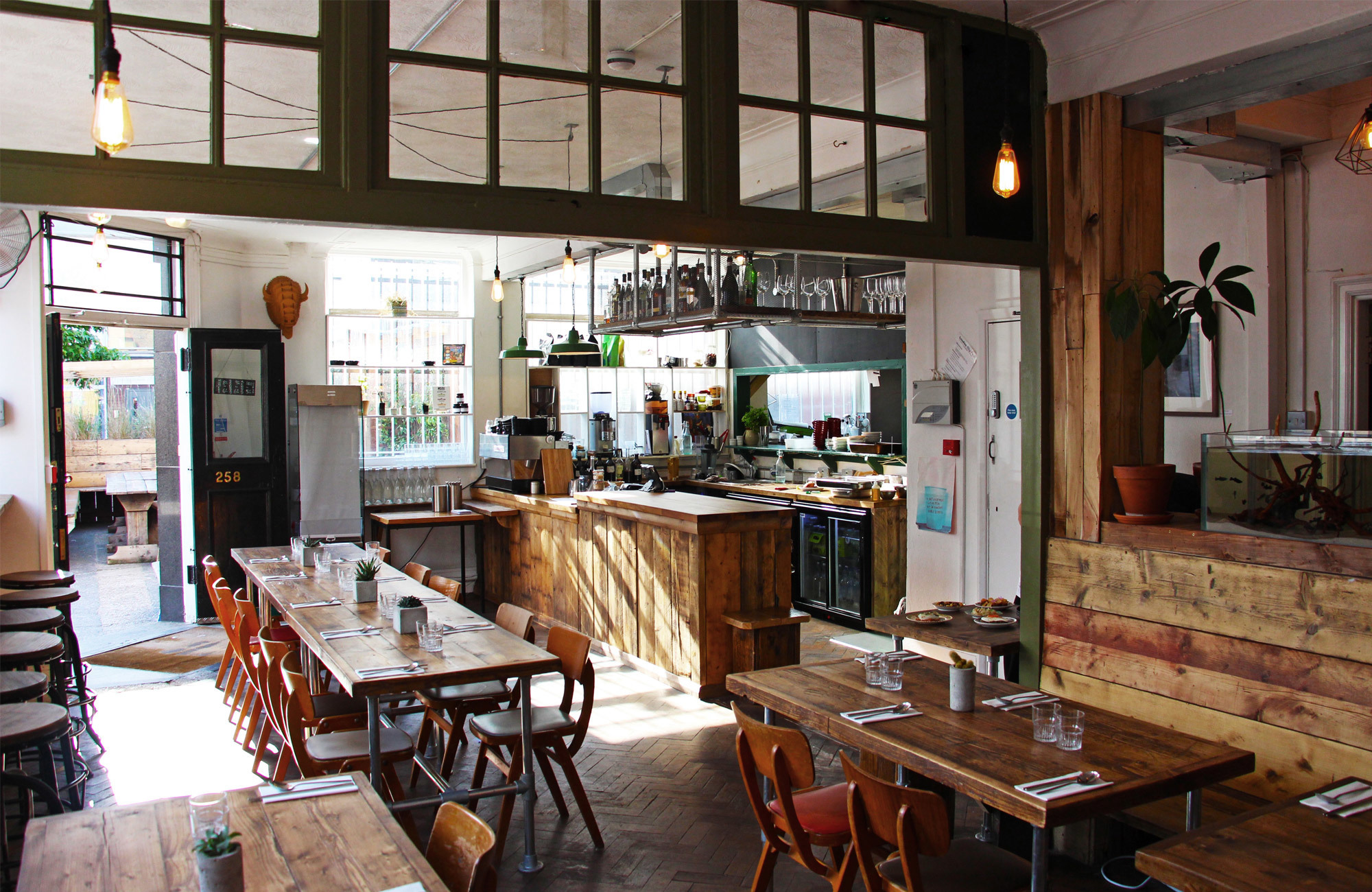 4 Desks available at Creative Blocks