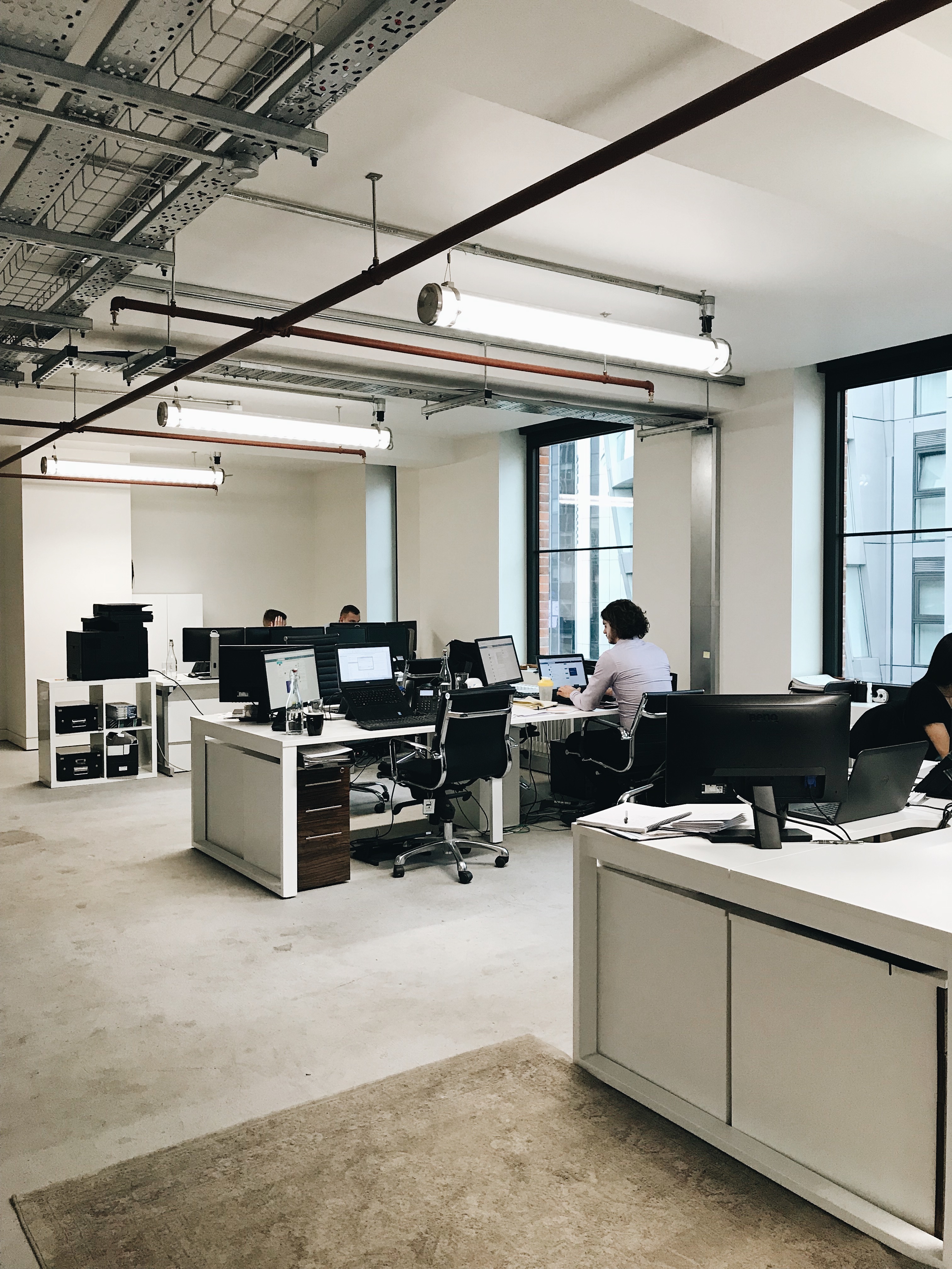 4 Desks available for rent 