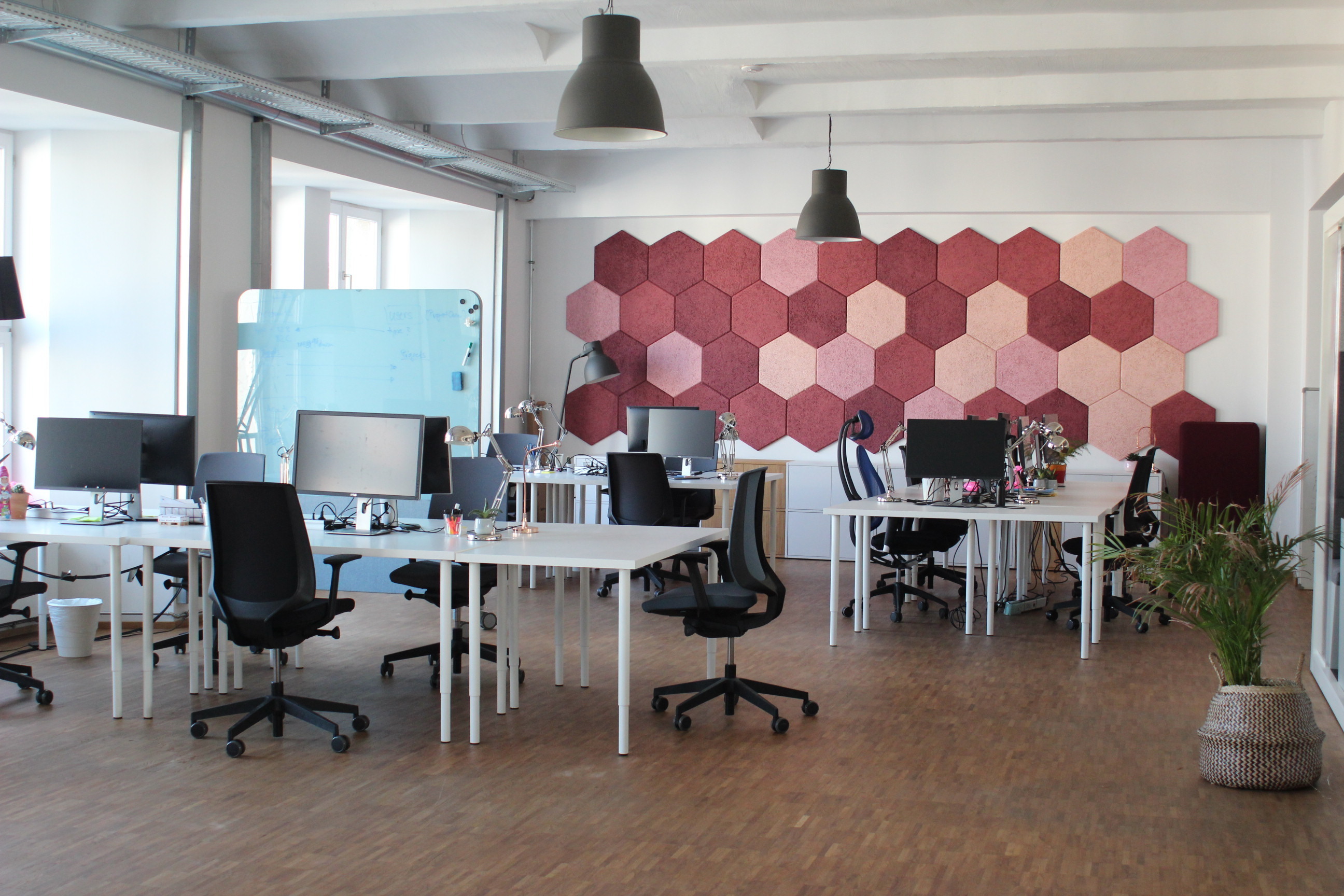 Light and fully eqquiped desk in Berlin Kreuzberg