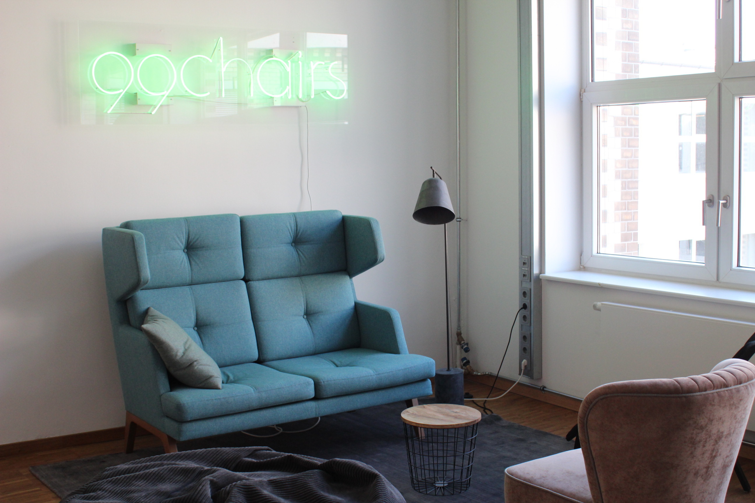 Light and fully eqquiped desk in Berlin Kreuzberg