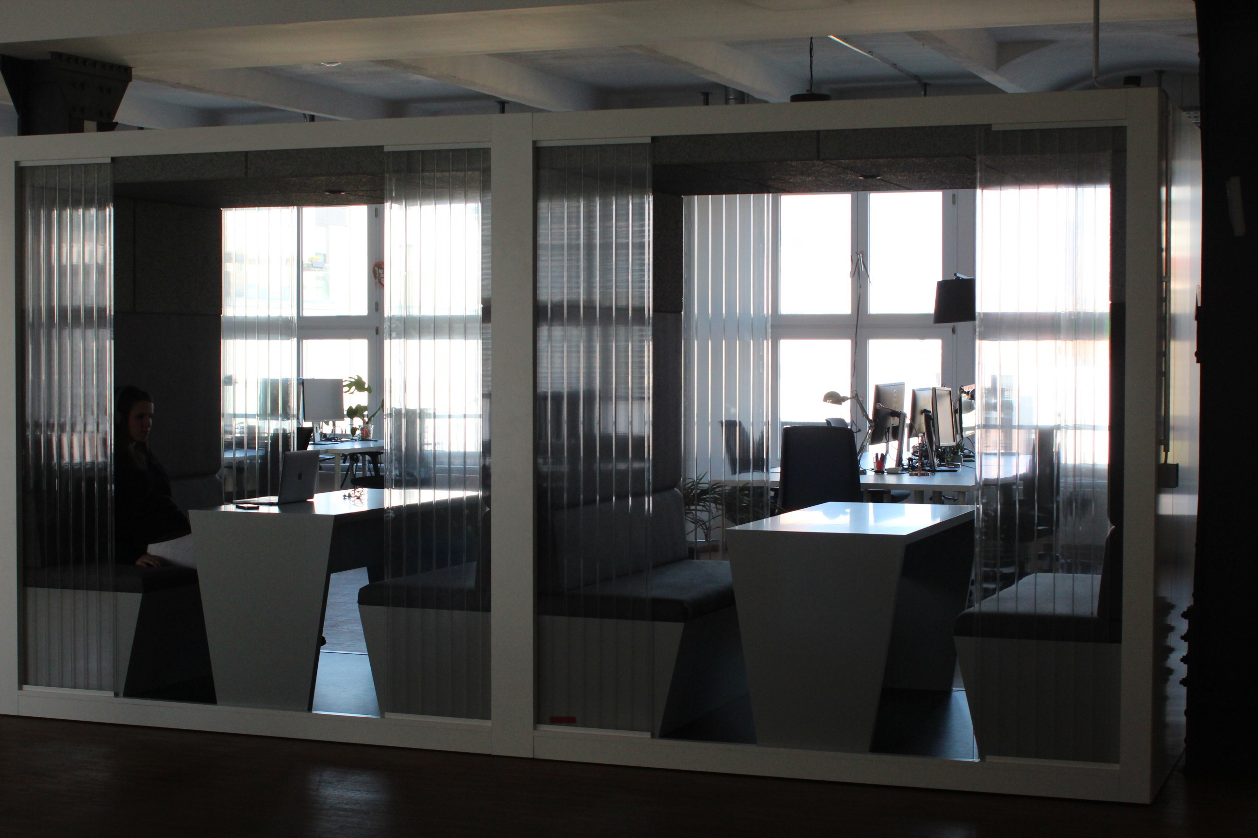 Light and fully eqquiped desk in Berlin Kreuzberg