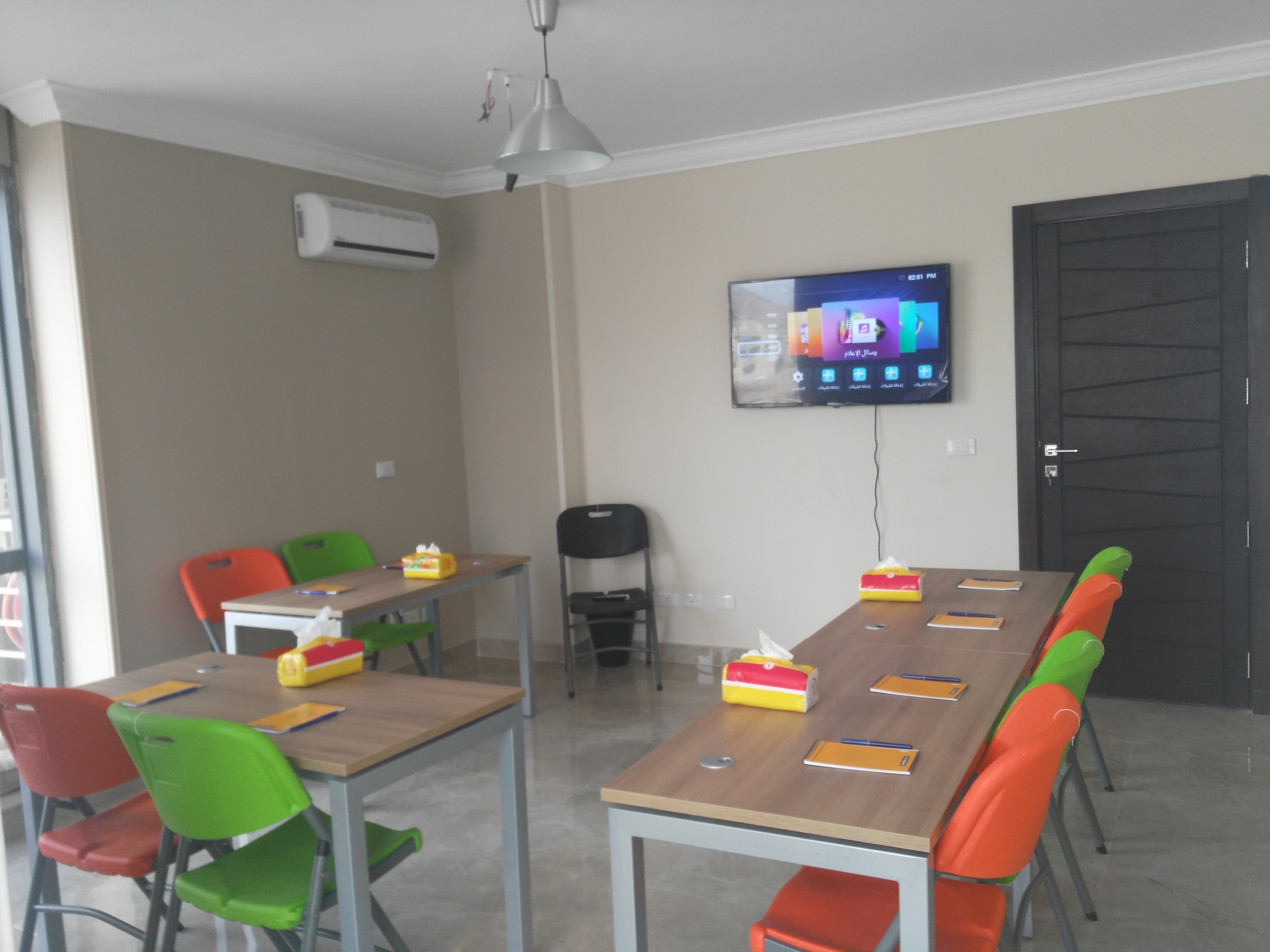 Zoom Smart Space.         Shared Desks , Meeting rooms , didicated desk , workshop room , course room Zoom Smart Space.         Shared Desks , Meeting rooms , didicated desk , workshop room , course room