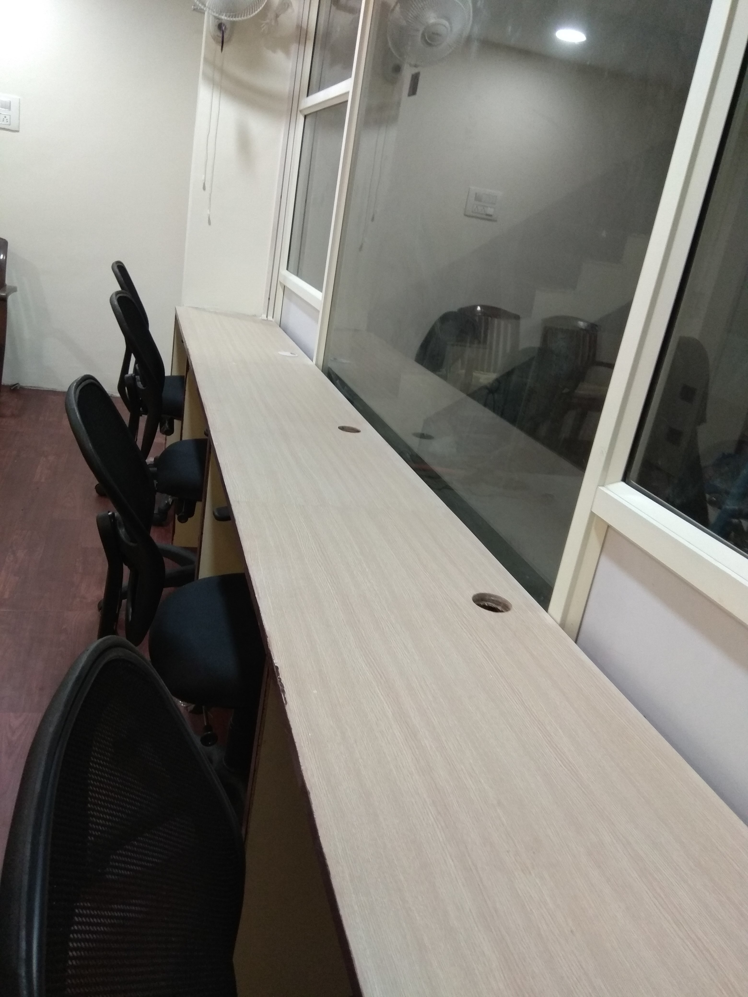 Office desk / workstation for rent