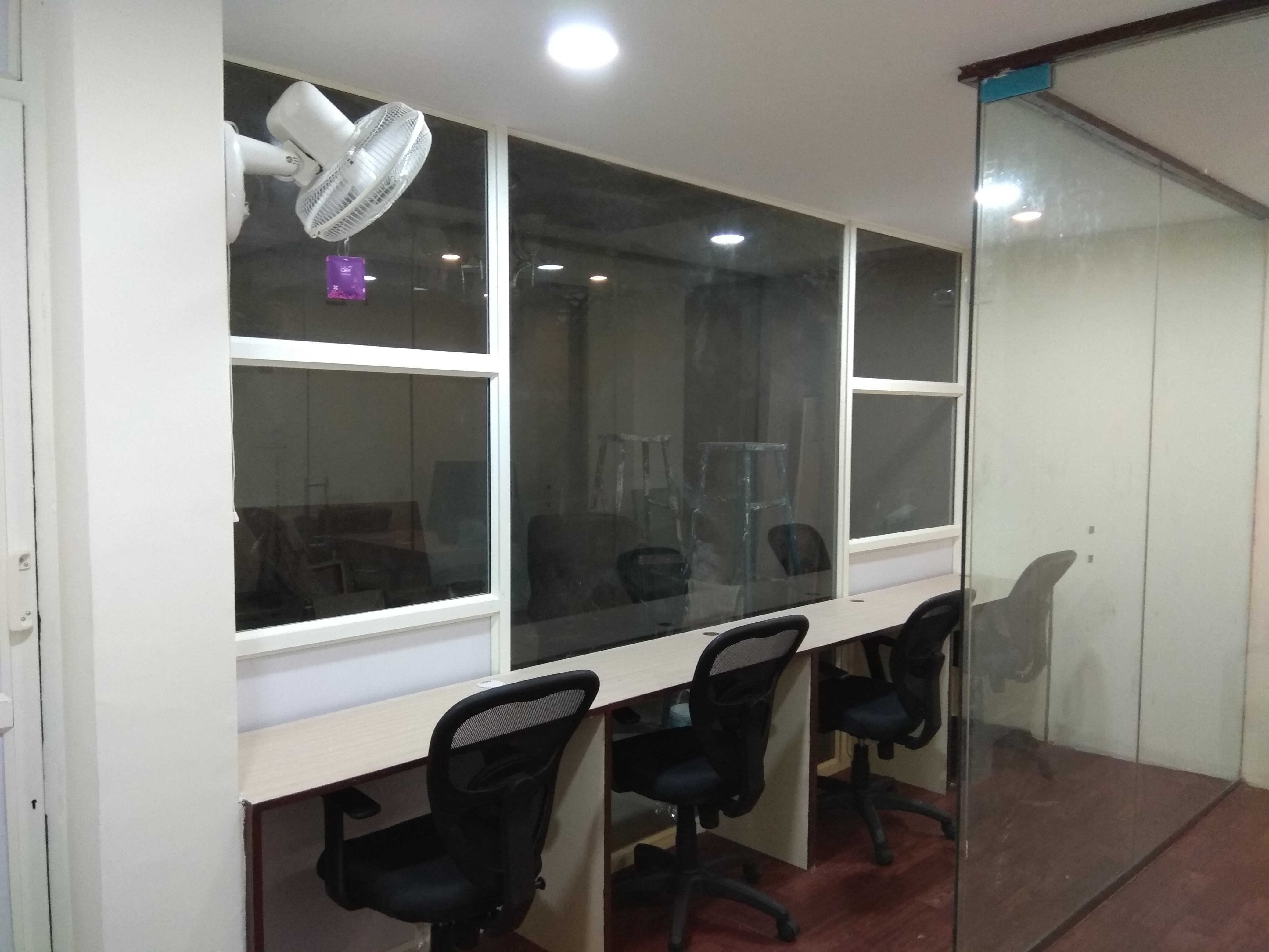 Office desk / workstation for rent