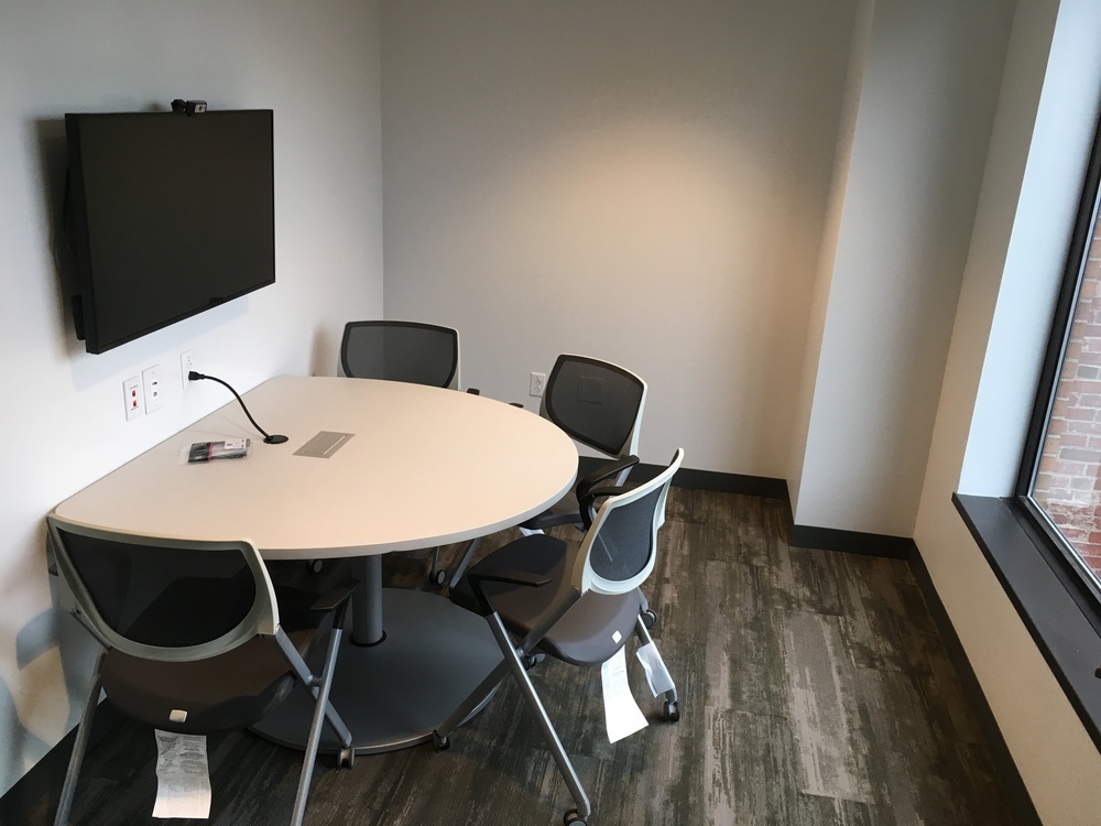 Modern Meeting Room in Back Bay - 4 to 6 people