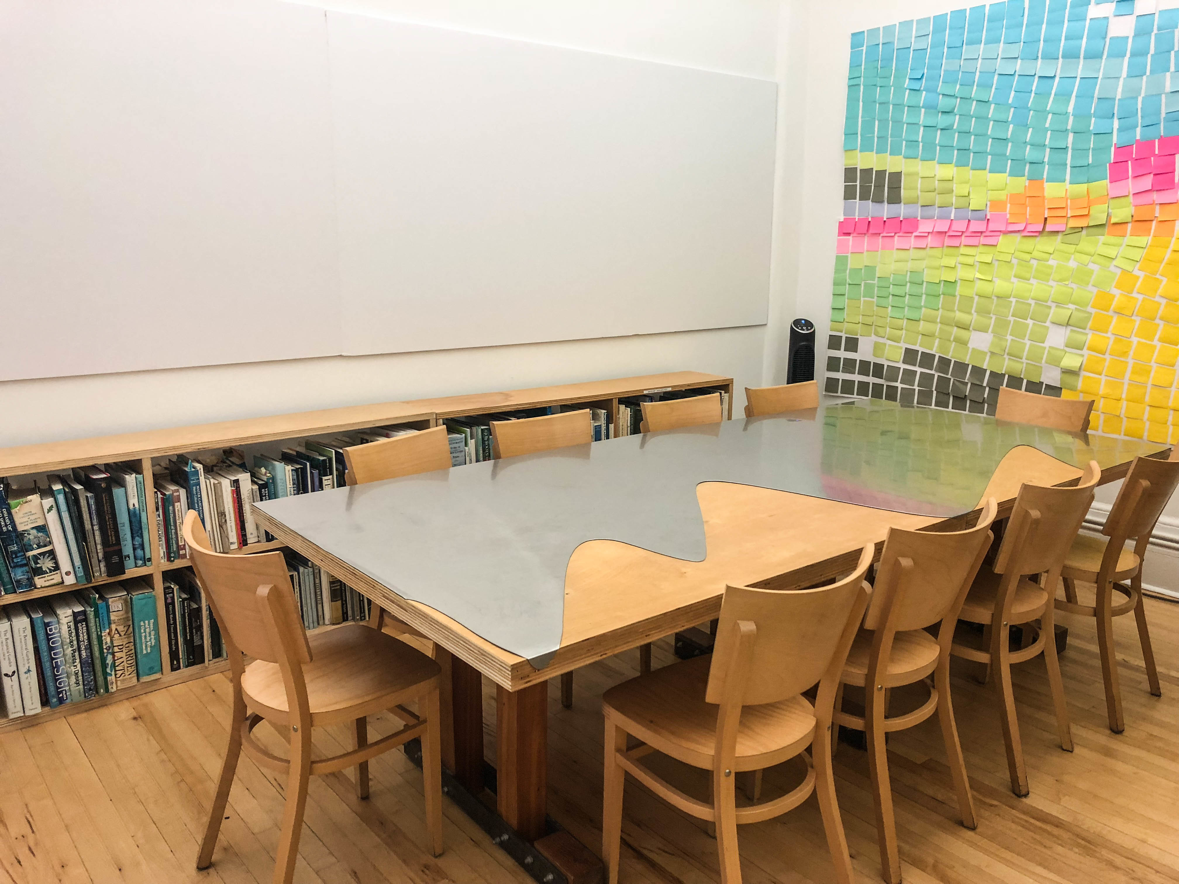 4 Desks in Open-Plan SoHo office 4 Desks in Open-Plan SoHo office