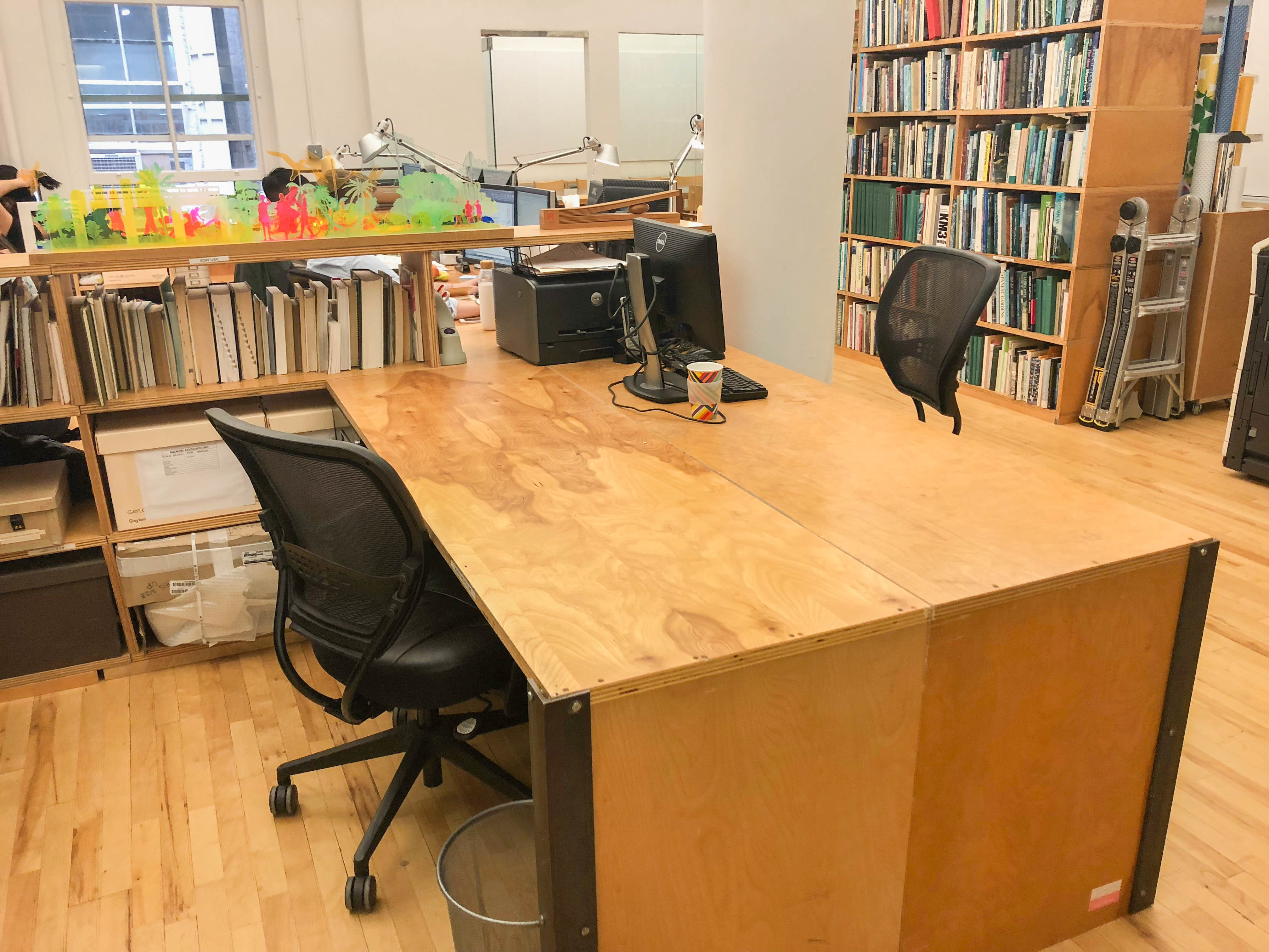 4 Desks in Open-Plan SoHo office 4 Desks in Open-Plan SoHo office