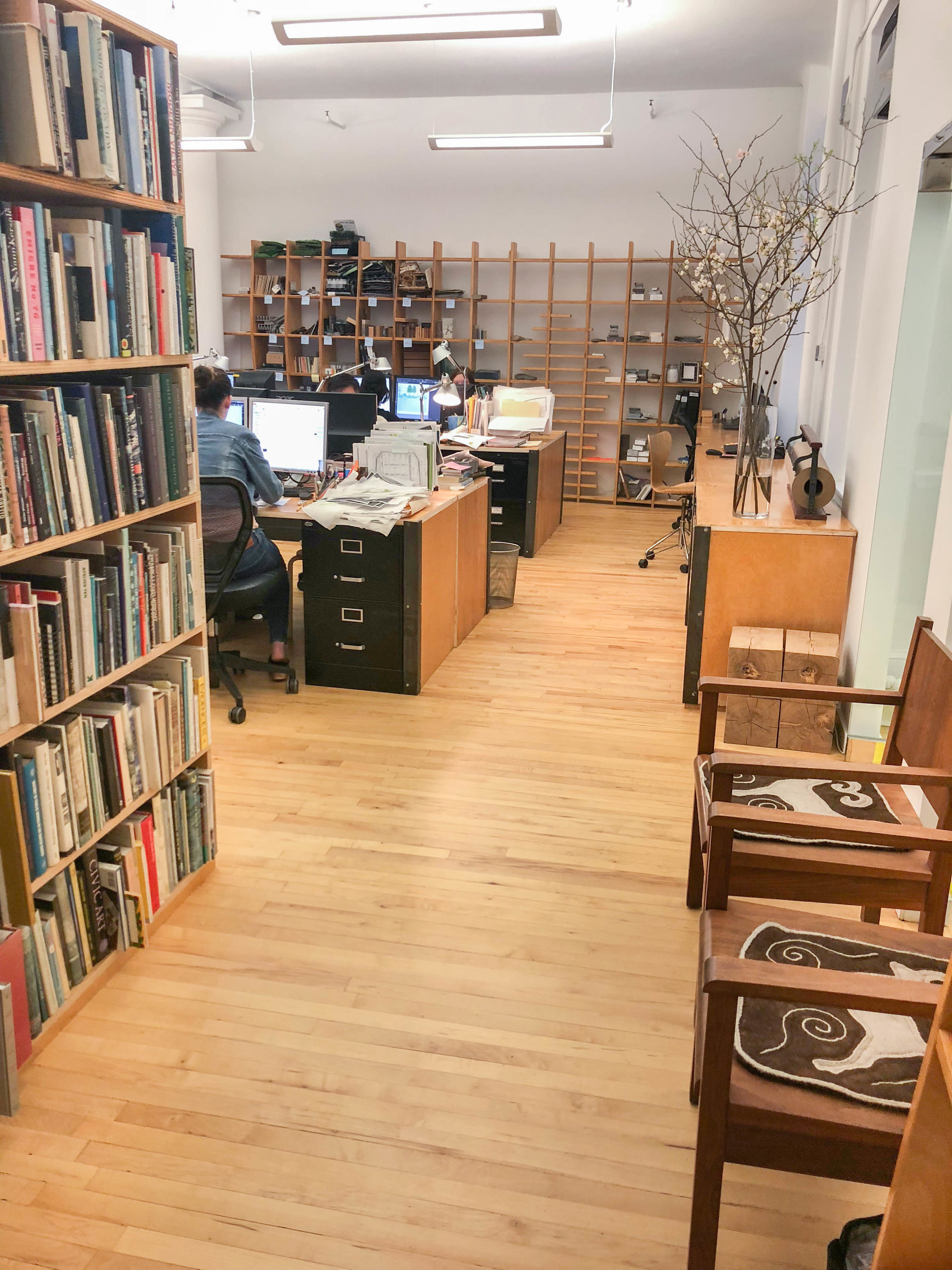 4 Desks in Open-Plan SoHo office 4 Desks in Open-Plan SoHo office